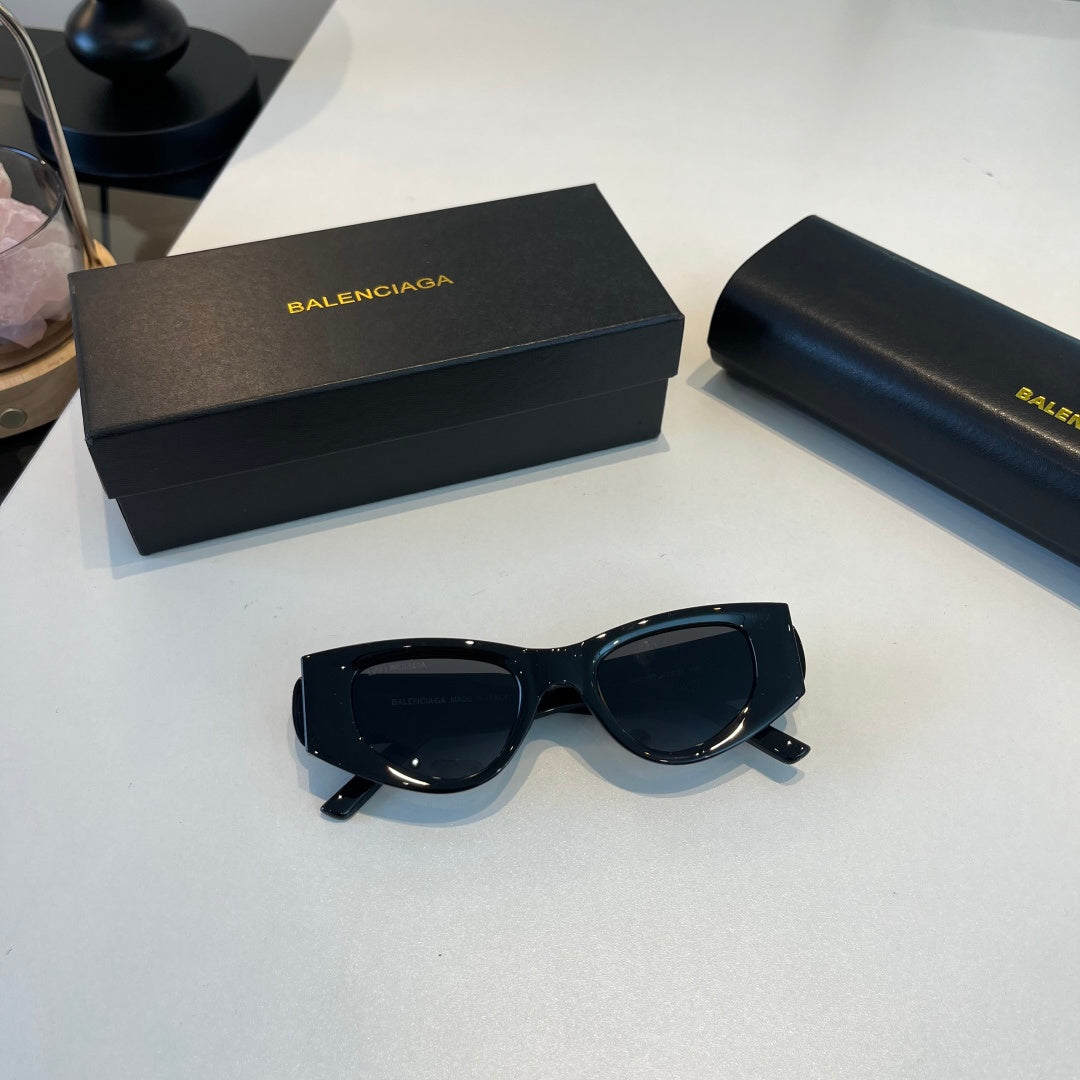 Balenciaga Rectangular Black Lens Sunglasses for Men & Women - 487536 - detail image 6