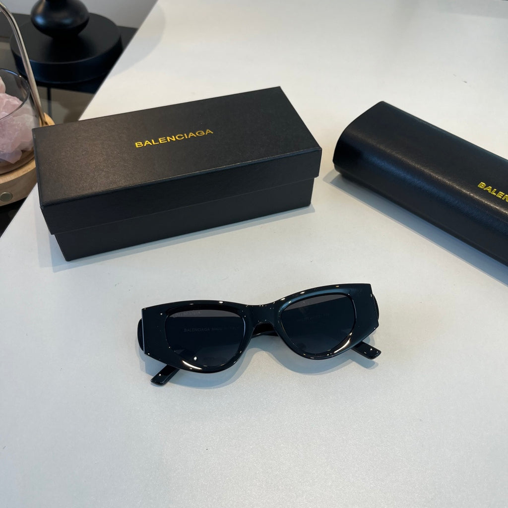 Balenciaga Rectangular Black Lens Sunglasses for Men & Women - 416136 - detail image 6