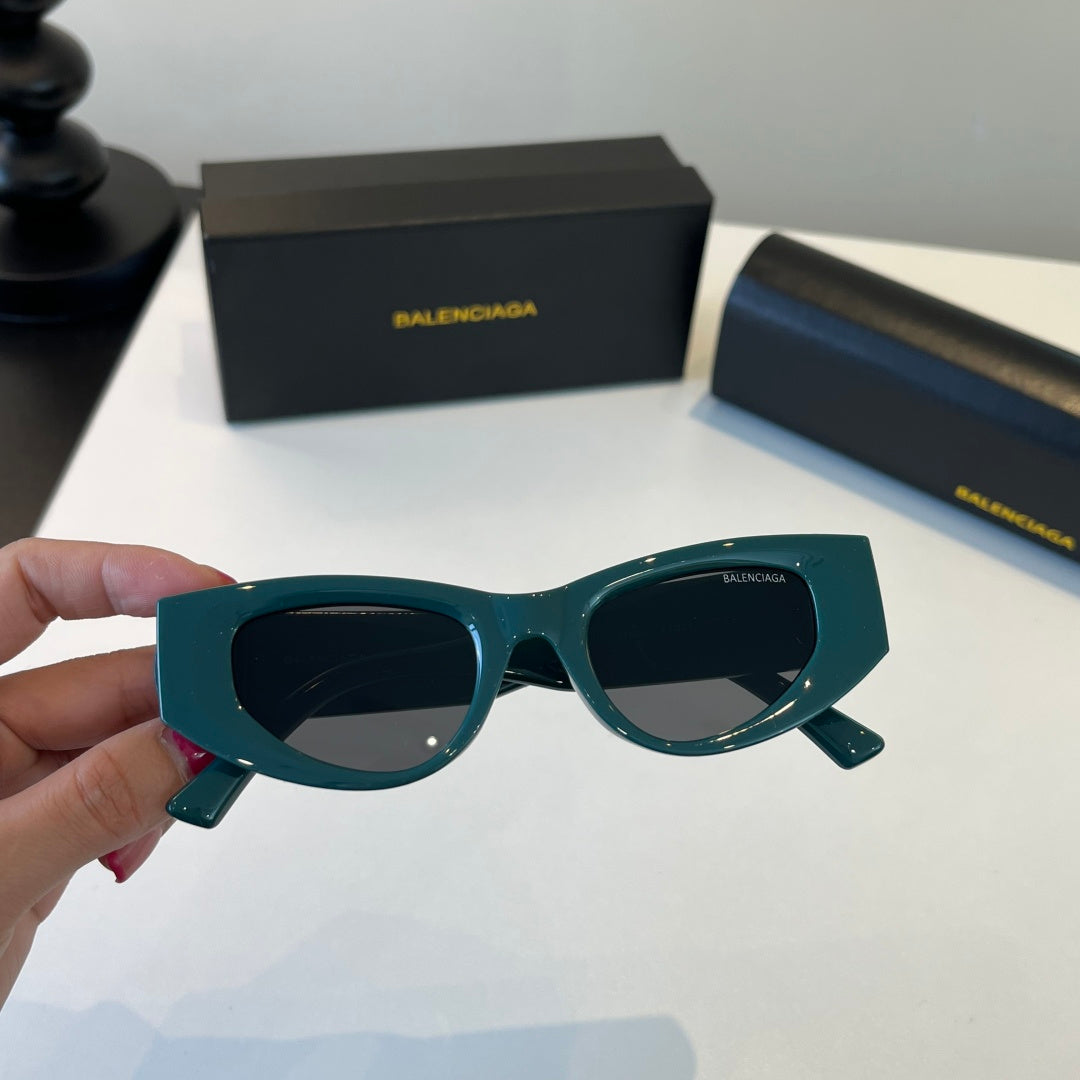 Balenciaga Rectangular Black Lens Sunglasses for Men & Women - 432547 - detail image 4