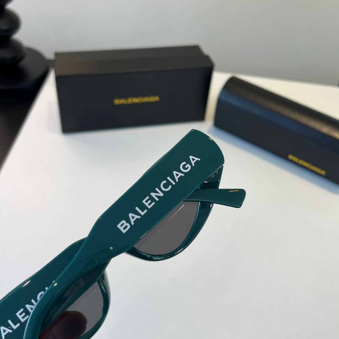 Balenciaga Rectangular Black Lens Sunglasses for Men & Women - 487490 - detail image 6