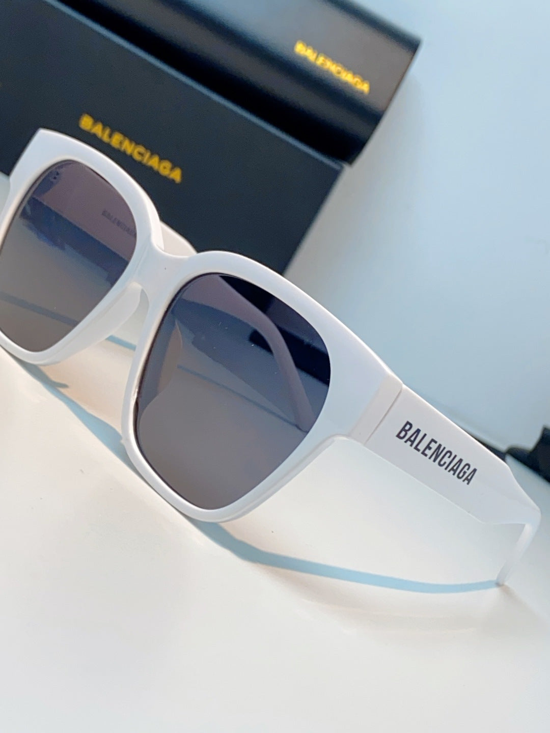Balenciaga Cat-Eye Gray Lens Sunglasses for Men & Women - detail image 7