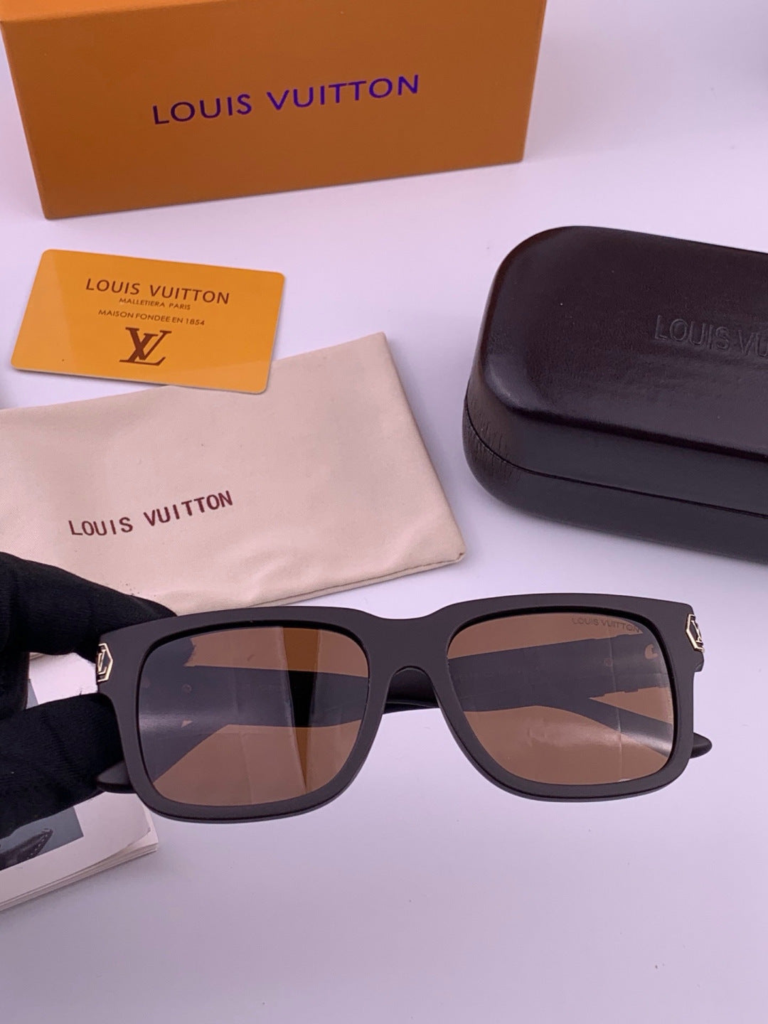 Louis Vuitton Fashion Gold Lens Sunglasses for Men & Women - 431093 - detail image 2