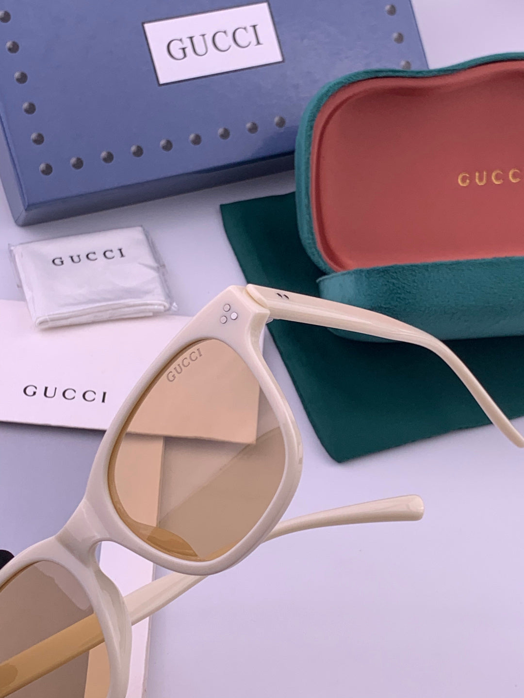 Gucci G35504 Polarized Fashion Black Lens Sunglasses for Men & Women - detail image 3