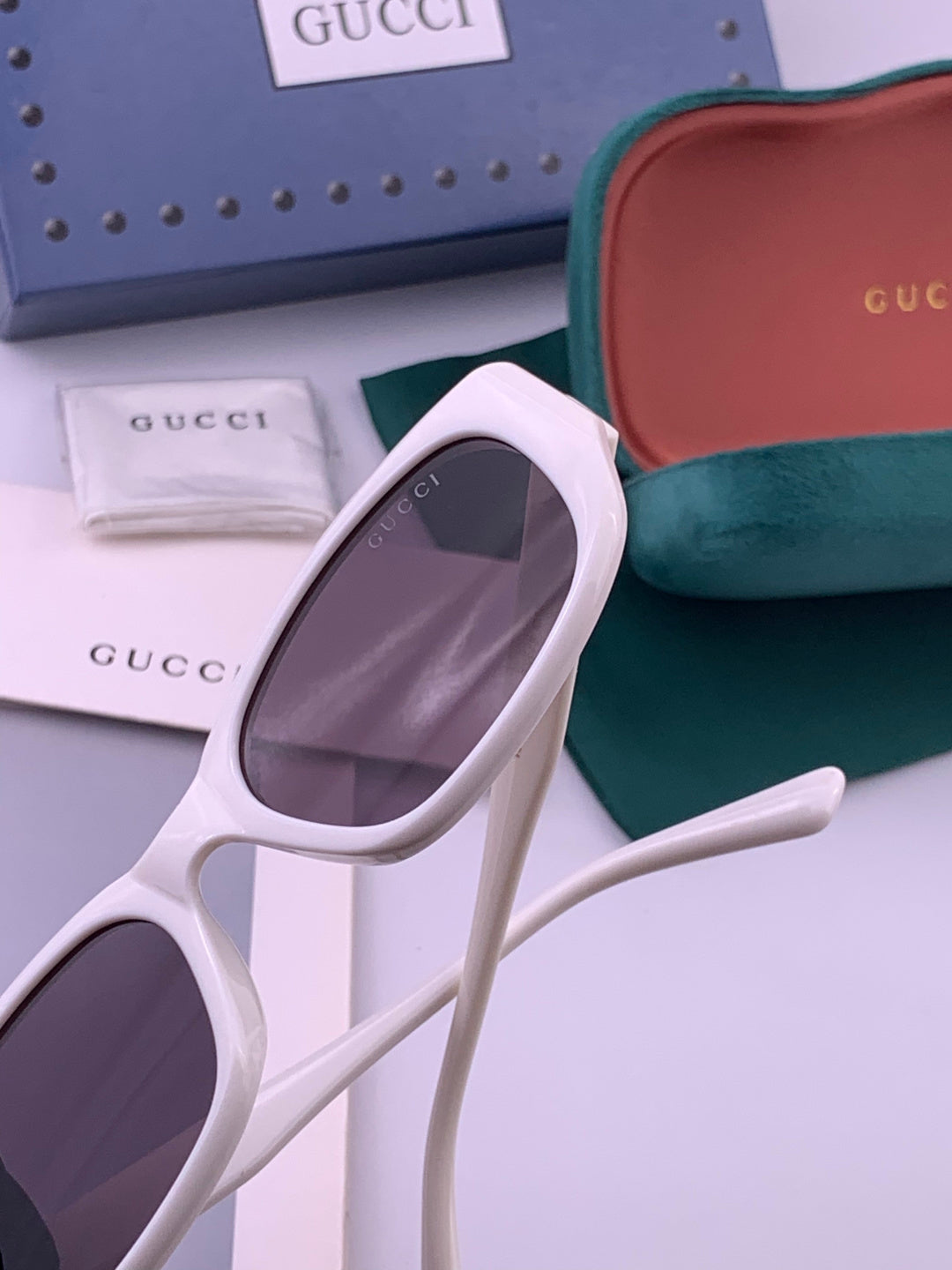 Gucci G7106 Polarized Fashion Black Lens Sunglasses for Men & Women - detail image 3