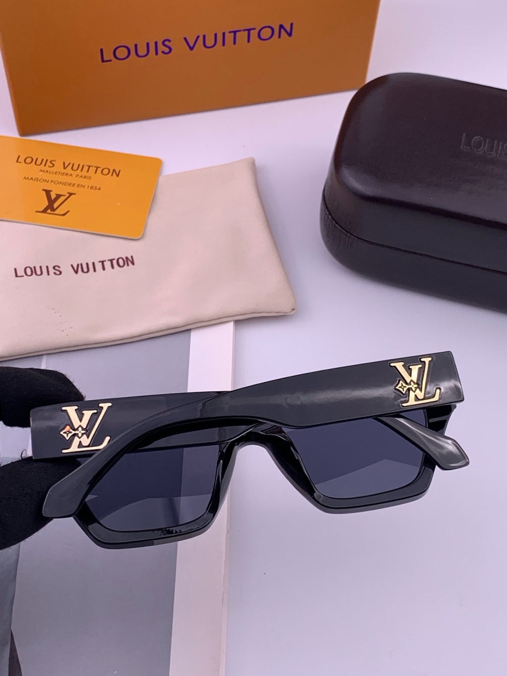 Louis Vuitton L26900 Square Black Lens Sunglasses for Women - 431180 - detail image 5