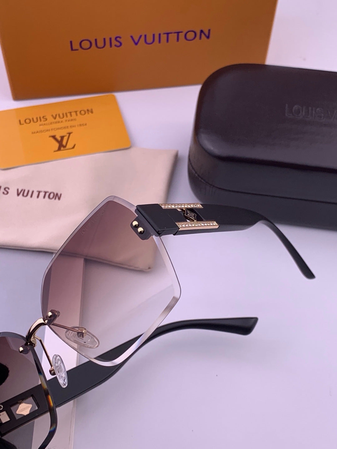 Louis Vuitton L9261 Square Black Lens Sunglasses for Men & Women - 431183 - detail image 3