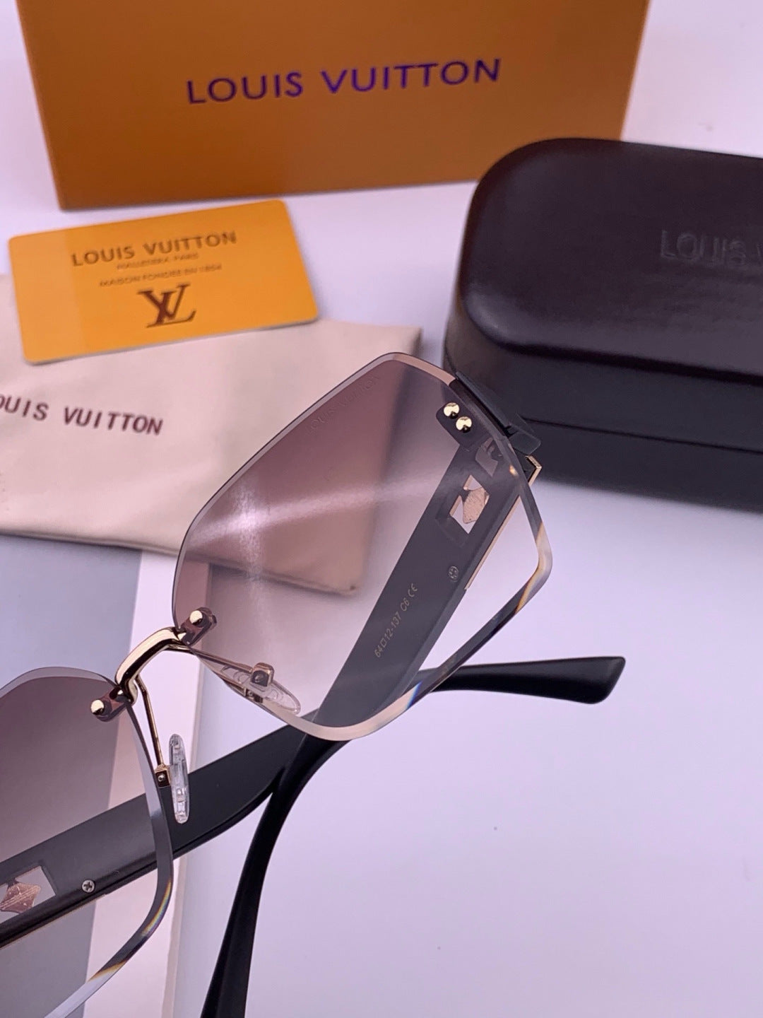 Louis Vuitton L9261 Square Black Lens Sunglasses for Men & Women - 431183 - detail image 5