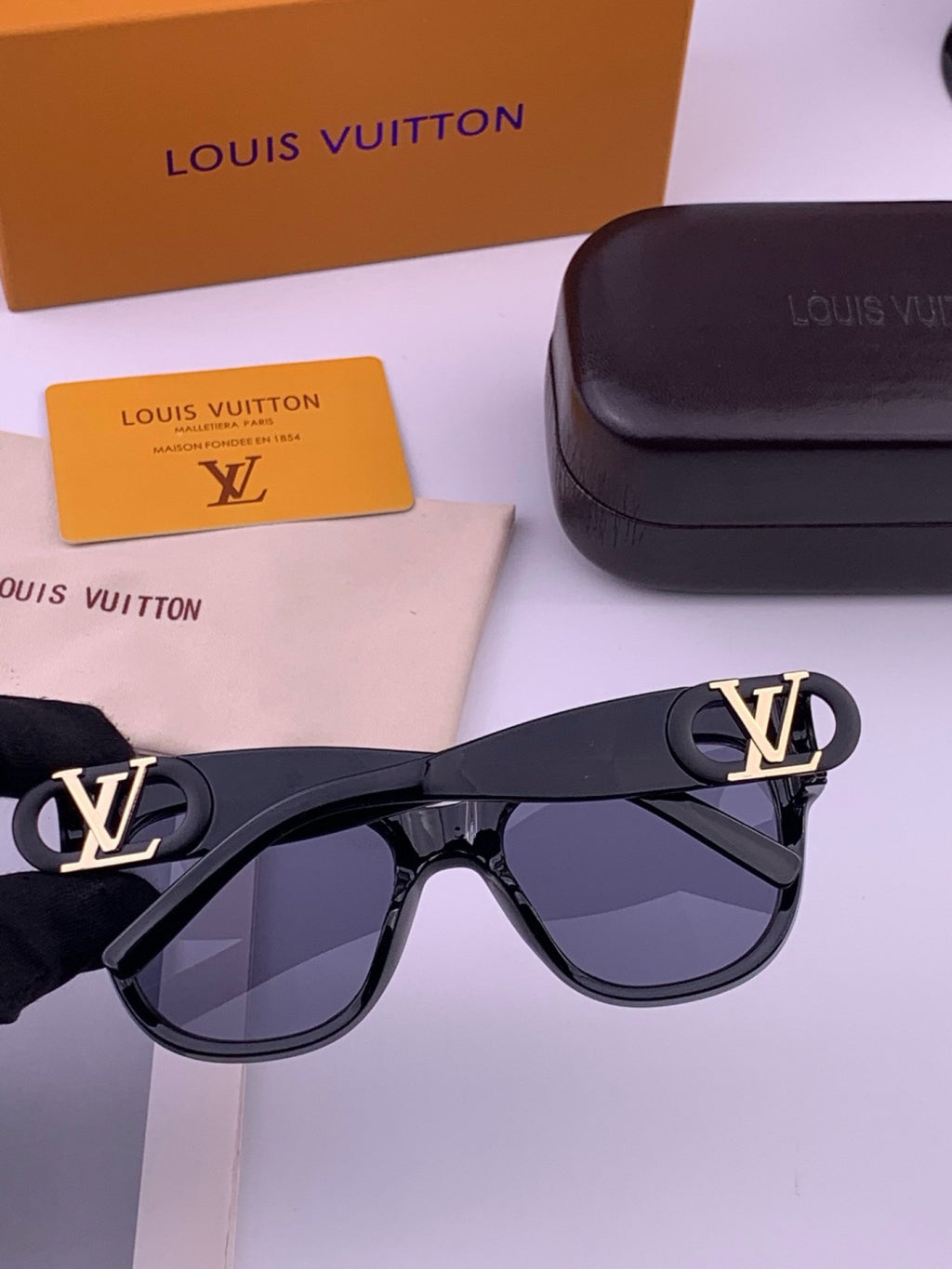 Louis Vuitton L07002 Square Black Lens Sunglasses for Women - 431185 - detail image 4