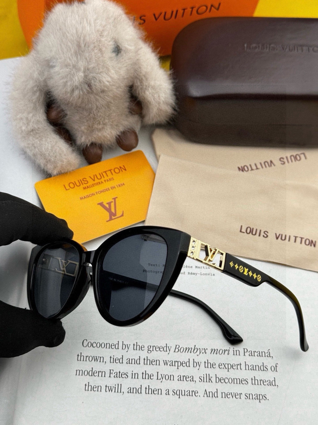 Louis Vuitton L15803 Square Red Lens Sunglasses for Women - detail image 4
