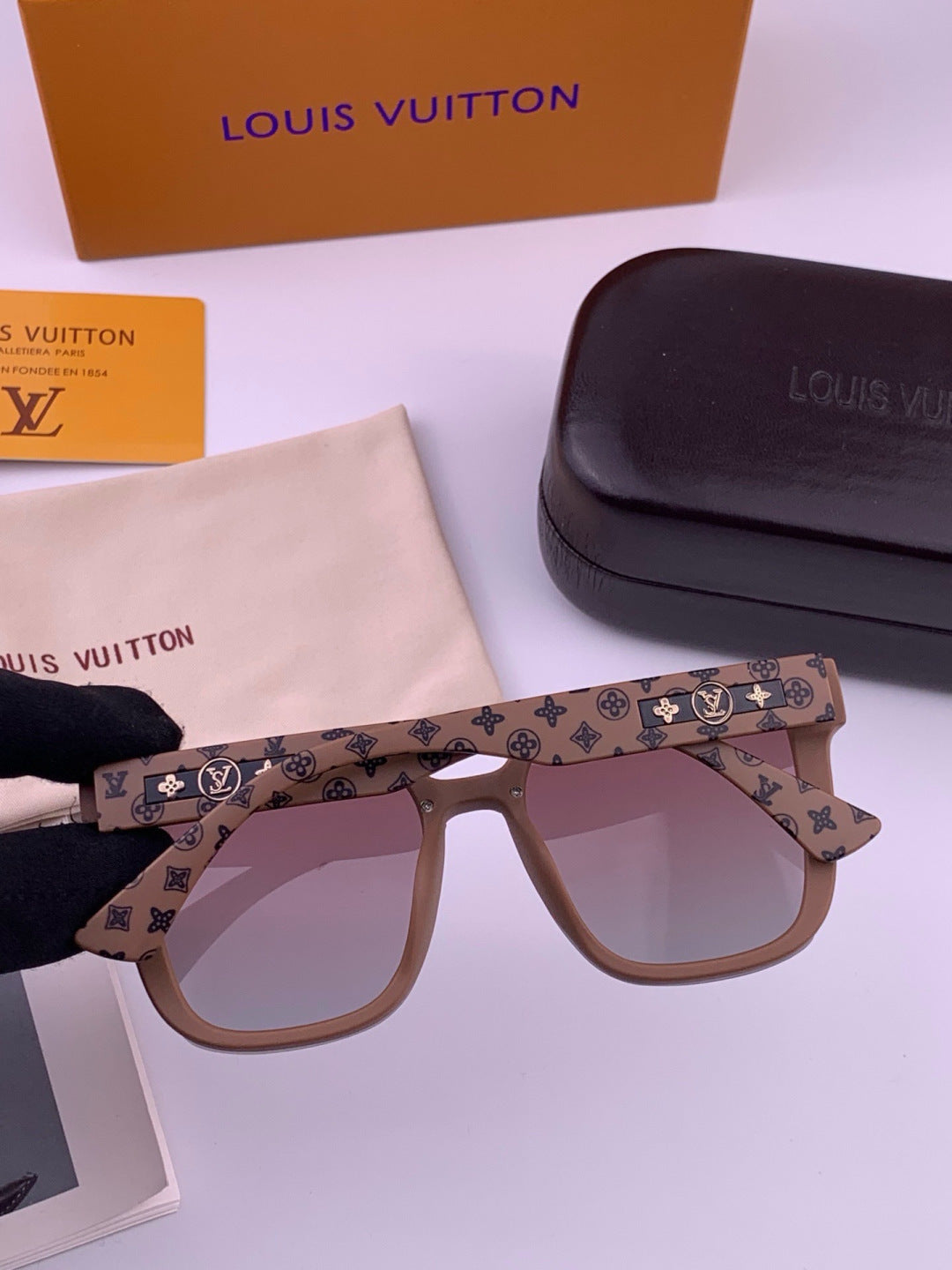 Louis Vuitton L1132 Square Gold Lens Sunglasses for Women - 431169 - detail image 2