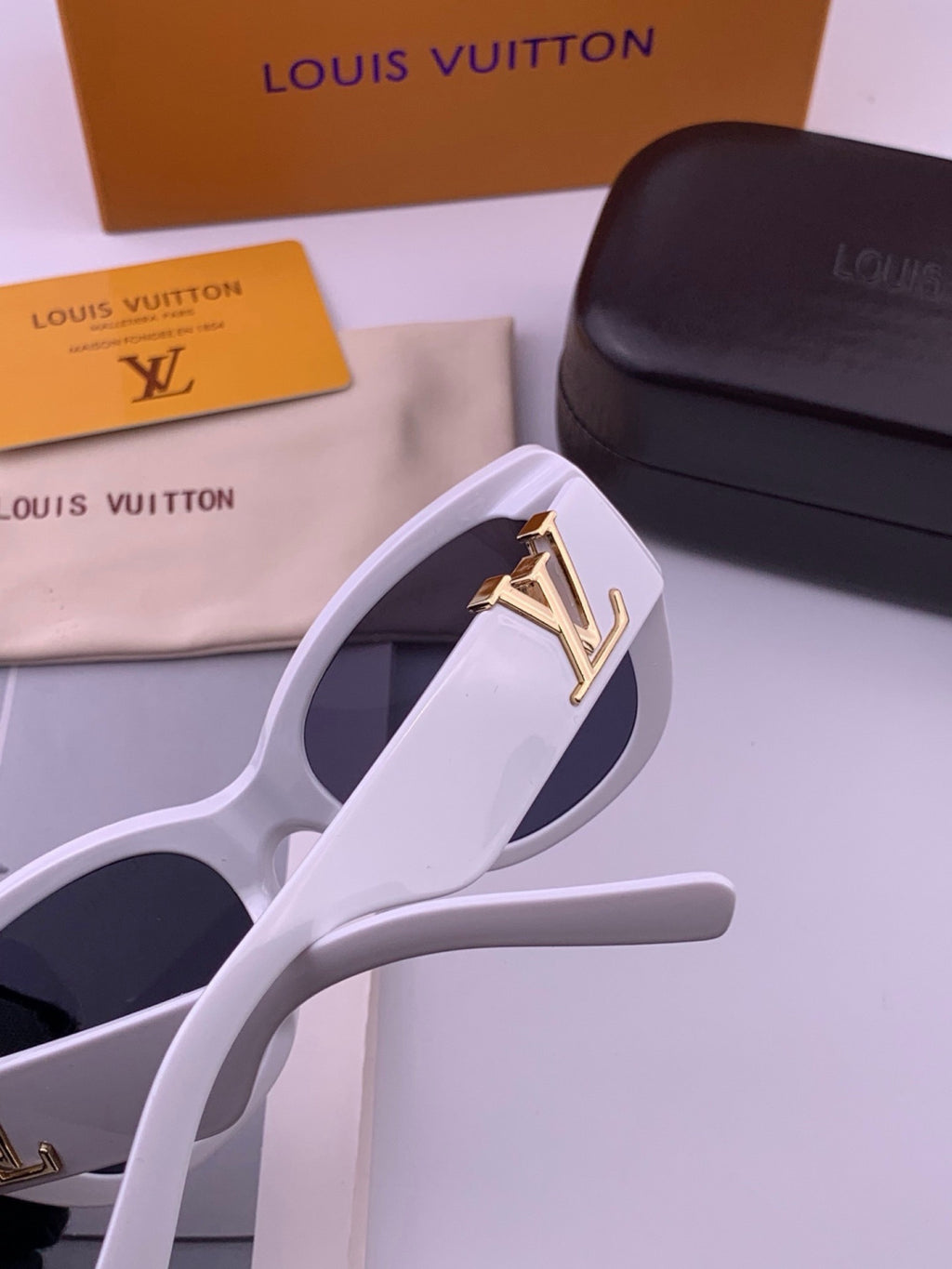 Louis Vuitton L5626 Square Pink Lens Sunglasses for Women - 448482 - detail image 4