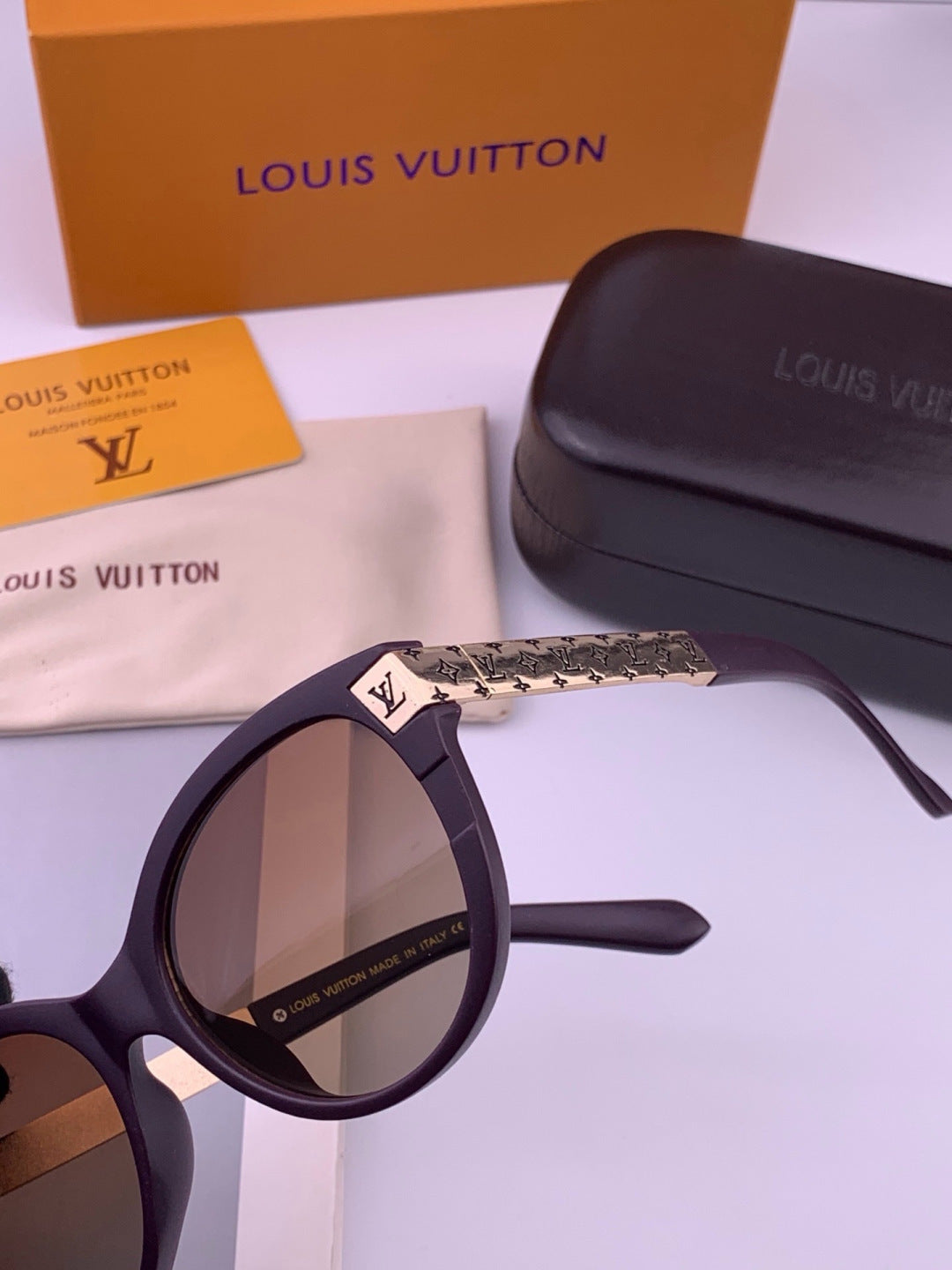Louis Vuitton L87000 Oversized Black Lens Sunglasses for Men & Women - 448486 - detail image 3