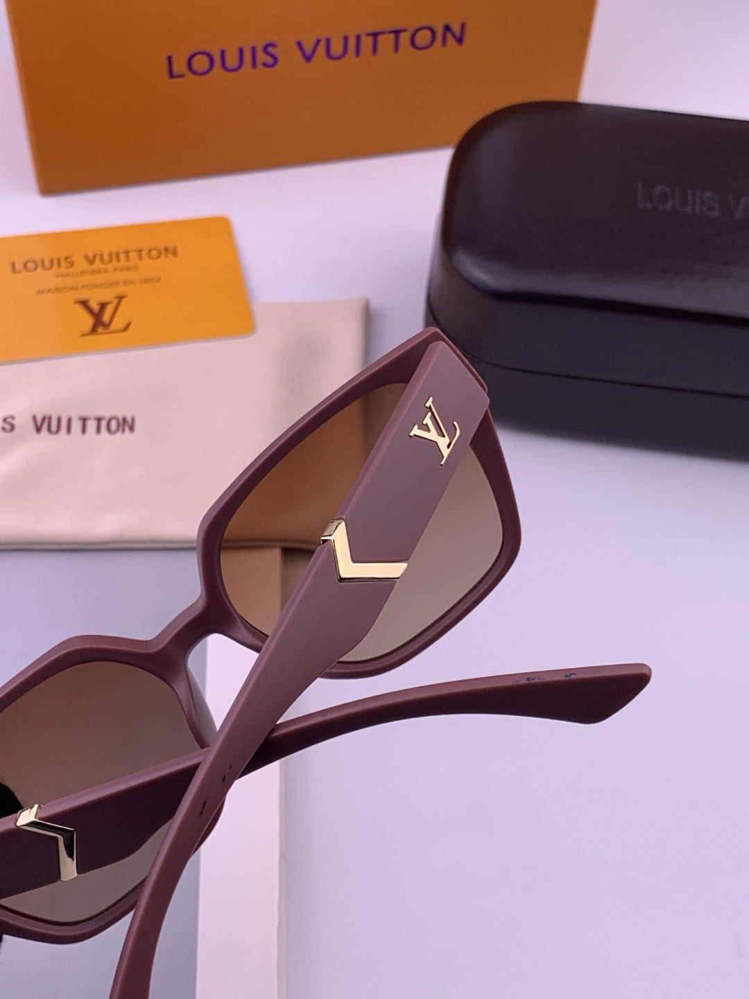 Louis Vuitton L77004 Oversized Purple Lens Sunglasses for Men & Women - 448489 - detail image 3