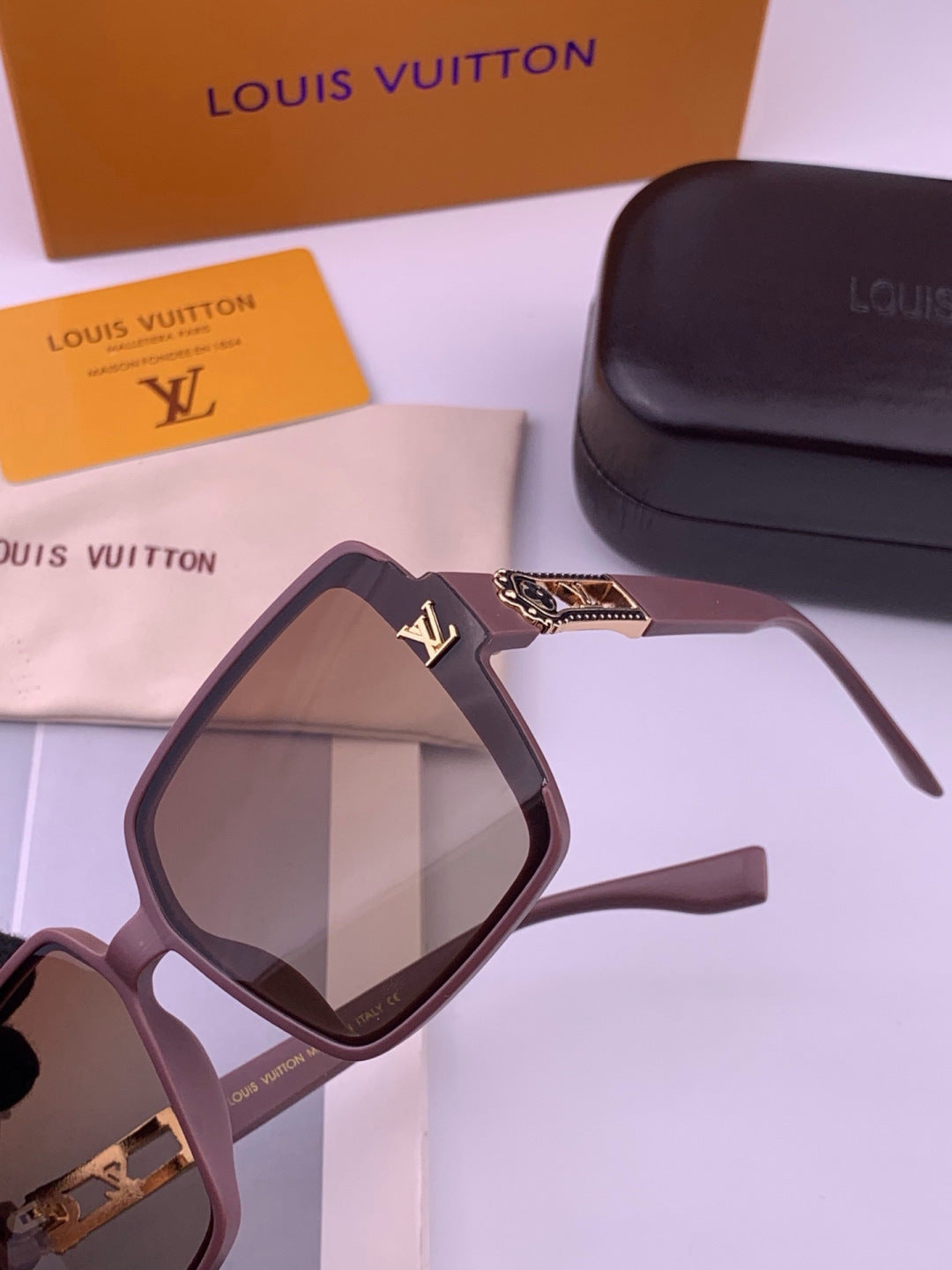 Louis Vuitton L77004 Oversized Purple Lens Sunglasses for Men & Women - 448492 - detail image 3