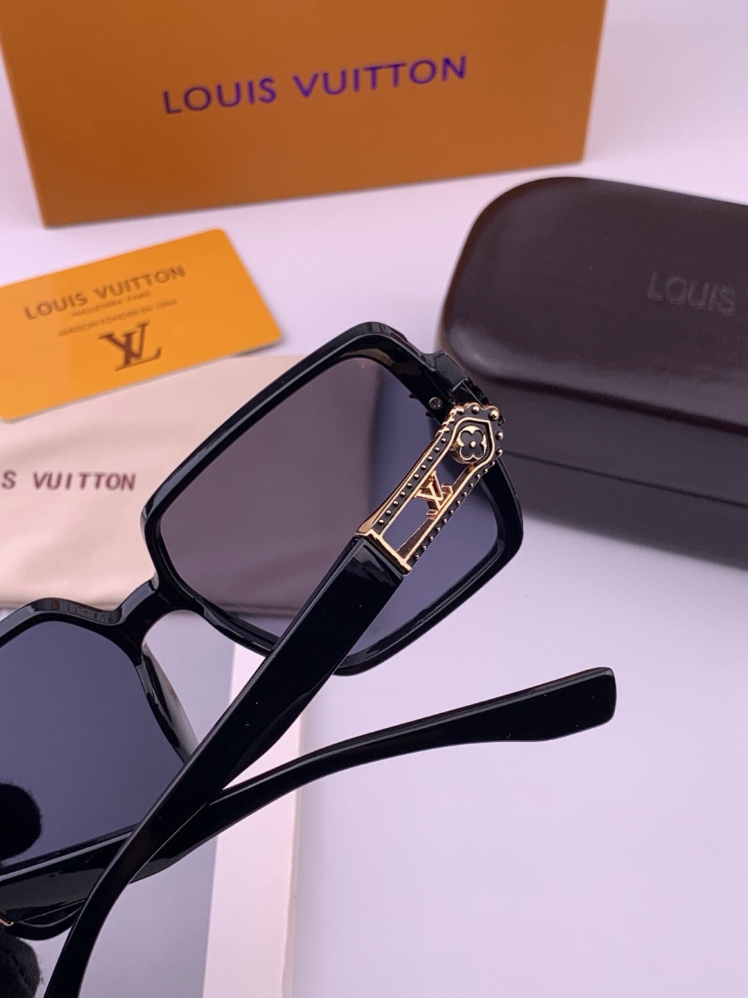 Louis Vuitton L77004 Oversized Blue Lens Sunglasses for Men & Women - 448493 - detail image 5