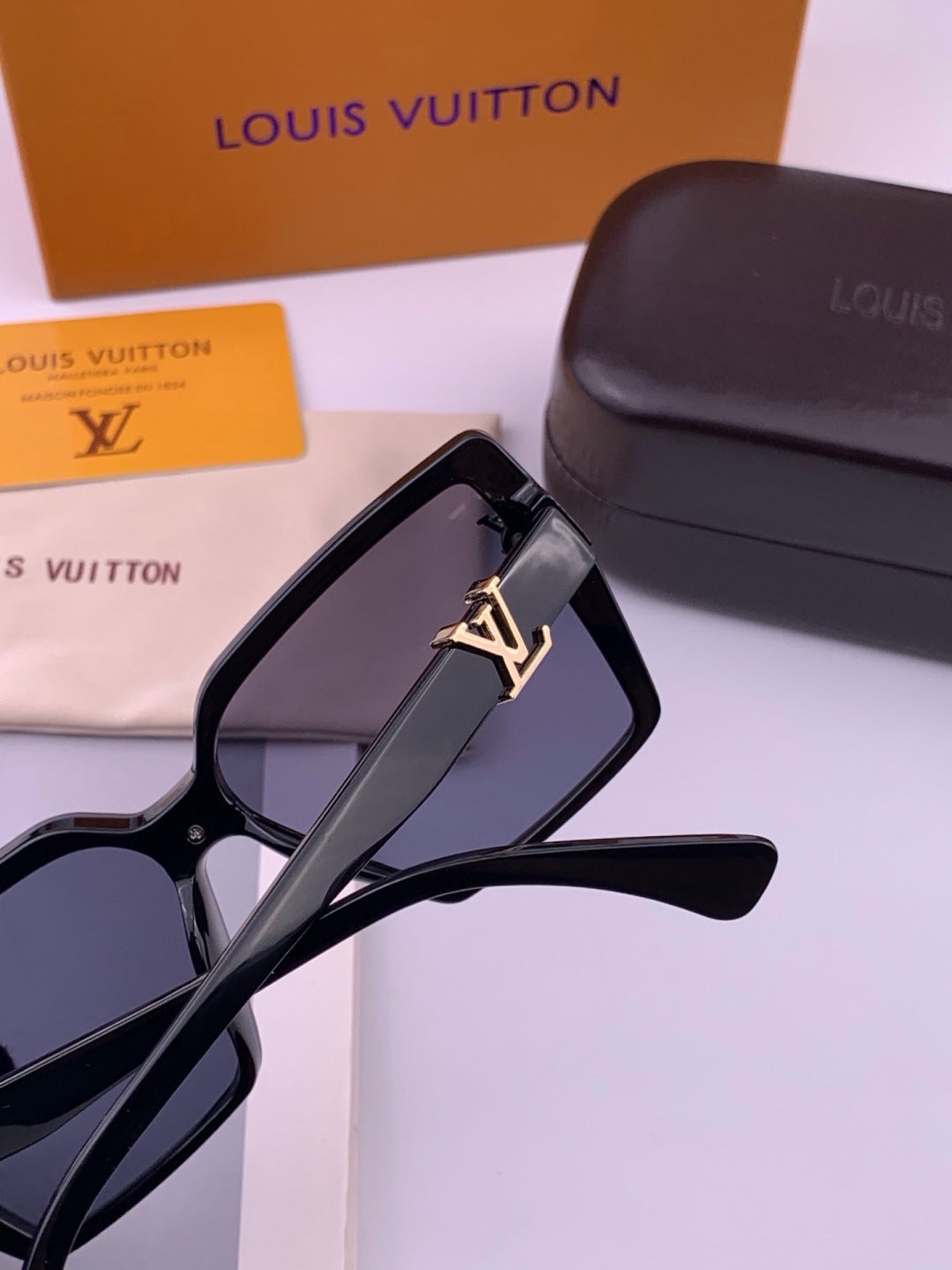 Louis Vuitton L57002 Oversized Black Lens Sunglasses for Men & Women - 448496 - detail image 6