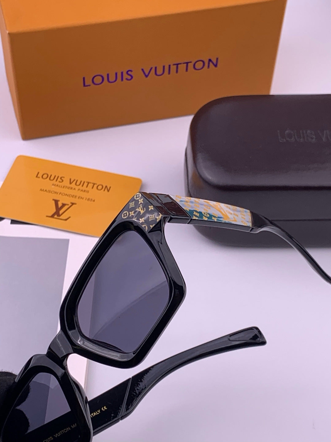 Louis Vuitton L37000 Oversized Brown Lens Sunglasses for Men & Women - 448577