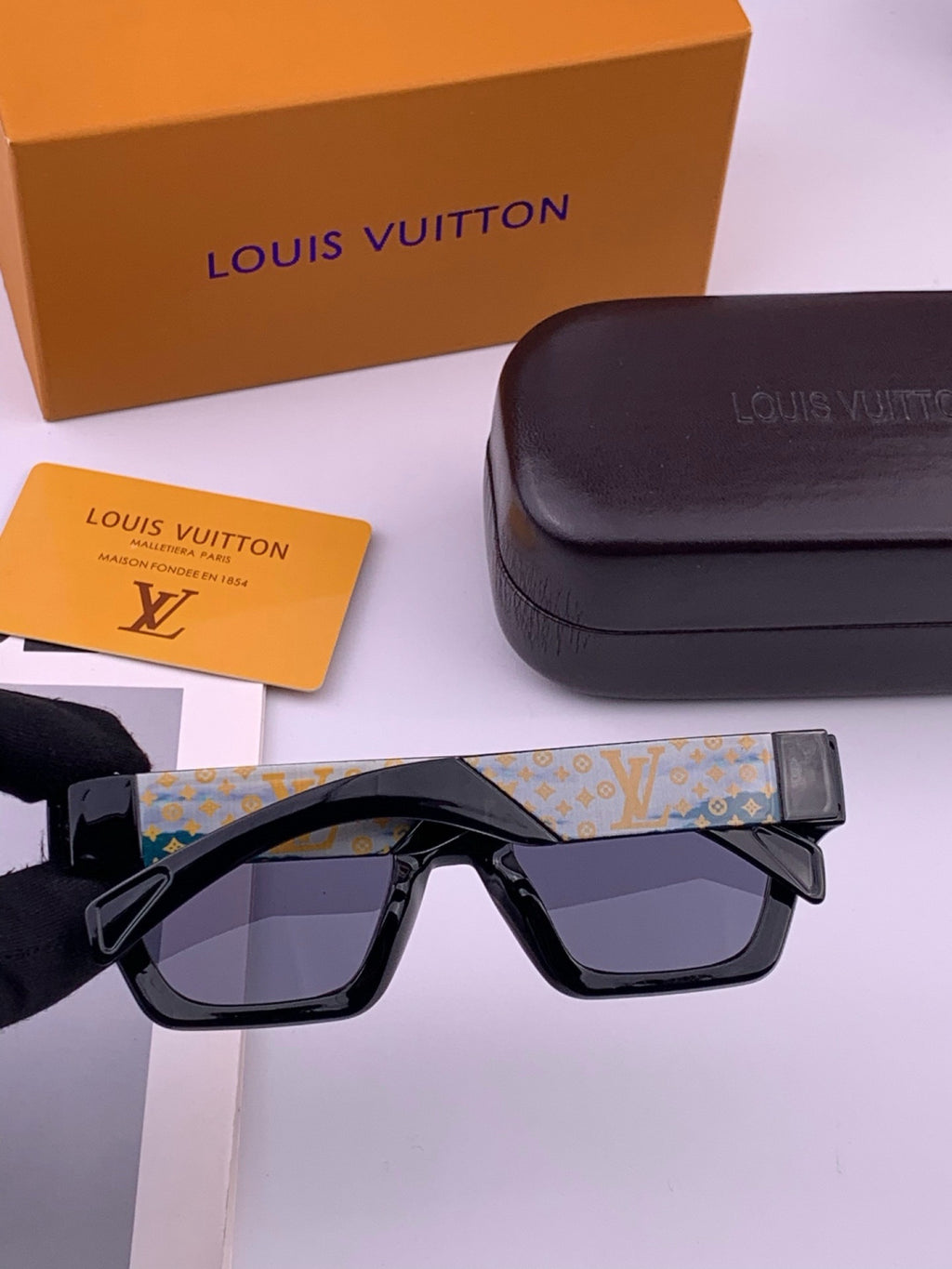 Louis Vuitton L37000 Oversized Brown Lens Sunglasses for Men & Women - 448577 - detail image 4
