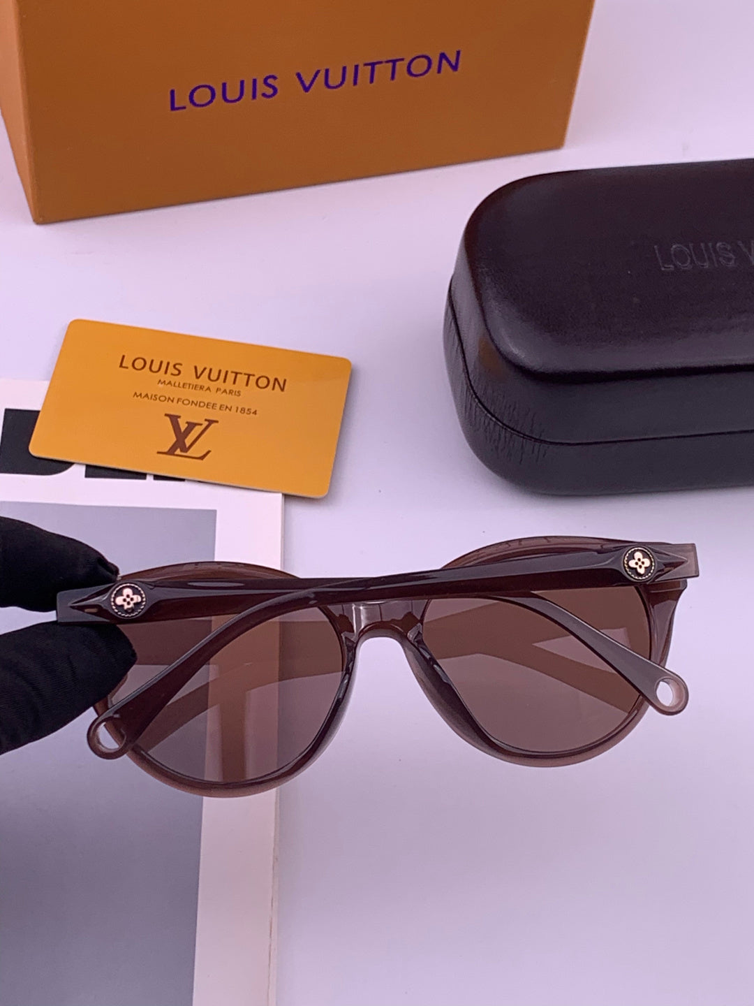 Louis Vuitton L6907 Fashion Black Lens Sunglasses for Men & Women - detail image 6