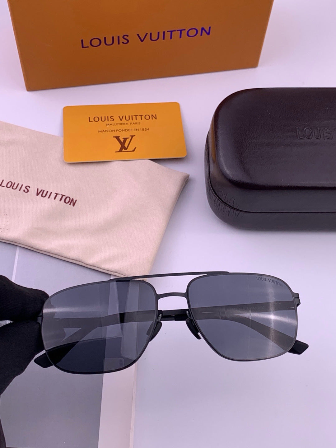 Louis Vuitton L5760 Fashion Gray Lens Sunglasses for Men & Women - 464744 - detail image 3