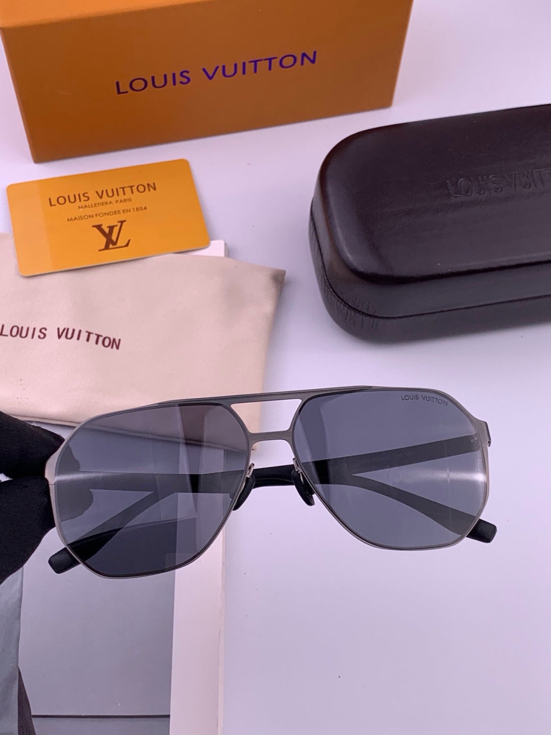 Louis Vuitton L3252 Polarized Aviator Orange Lens Sunglasses for Men - 464747