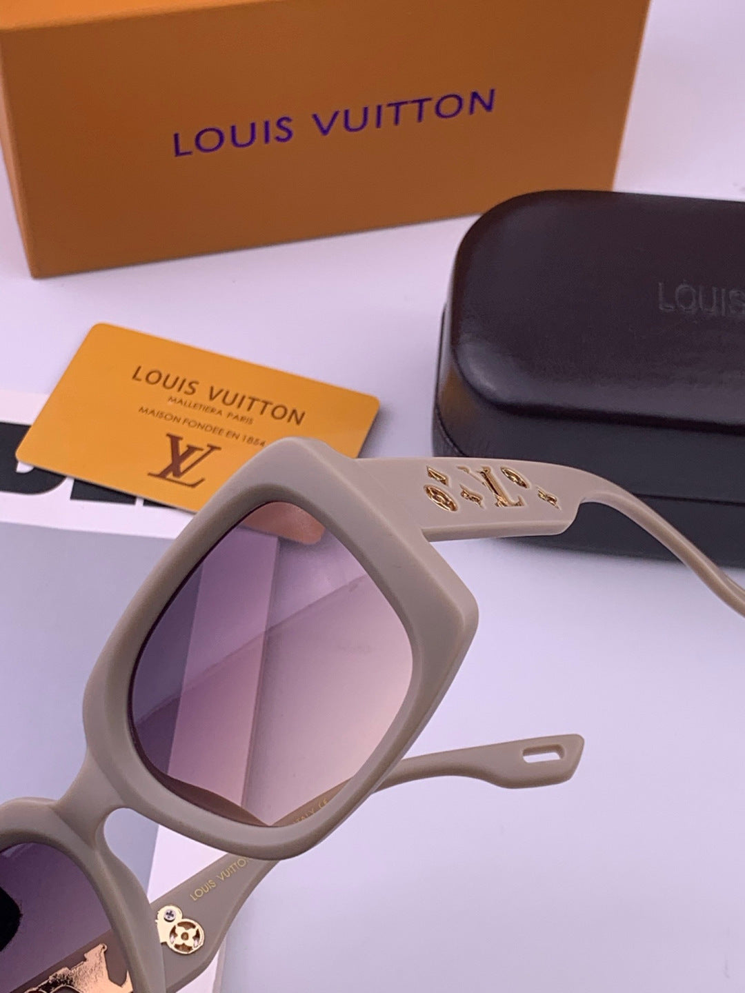 Louis Vuitton L47001 Square Brown Lens Sunglasses for Men & Women - detail image 3