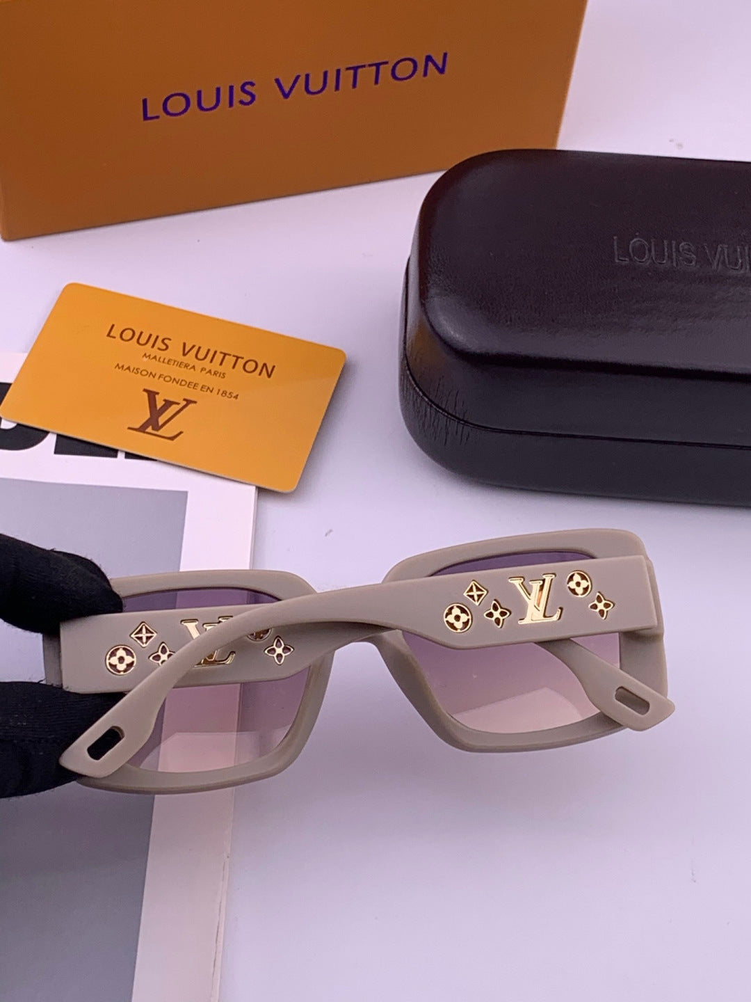 Louis Vuitton L47001 Square Brown Lens Sunglasses for Men & Women - detail image 5