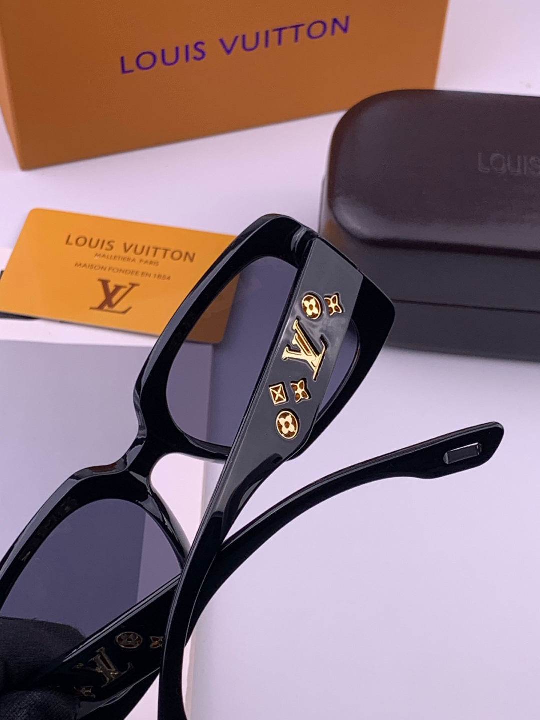 Louis Vuitton L47001 Square Gold Lens Sunglasses for Men & Women - detail image 4