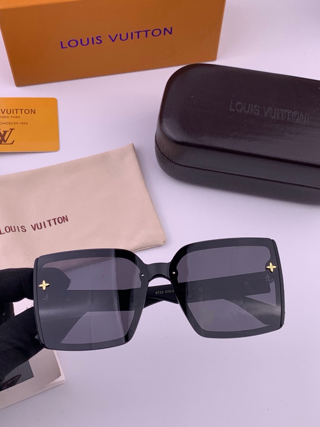 Louis Vuitton Fashion Gold Lens Sunglasses for Men & Women - 464796 - detail image 3