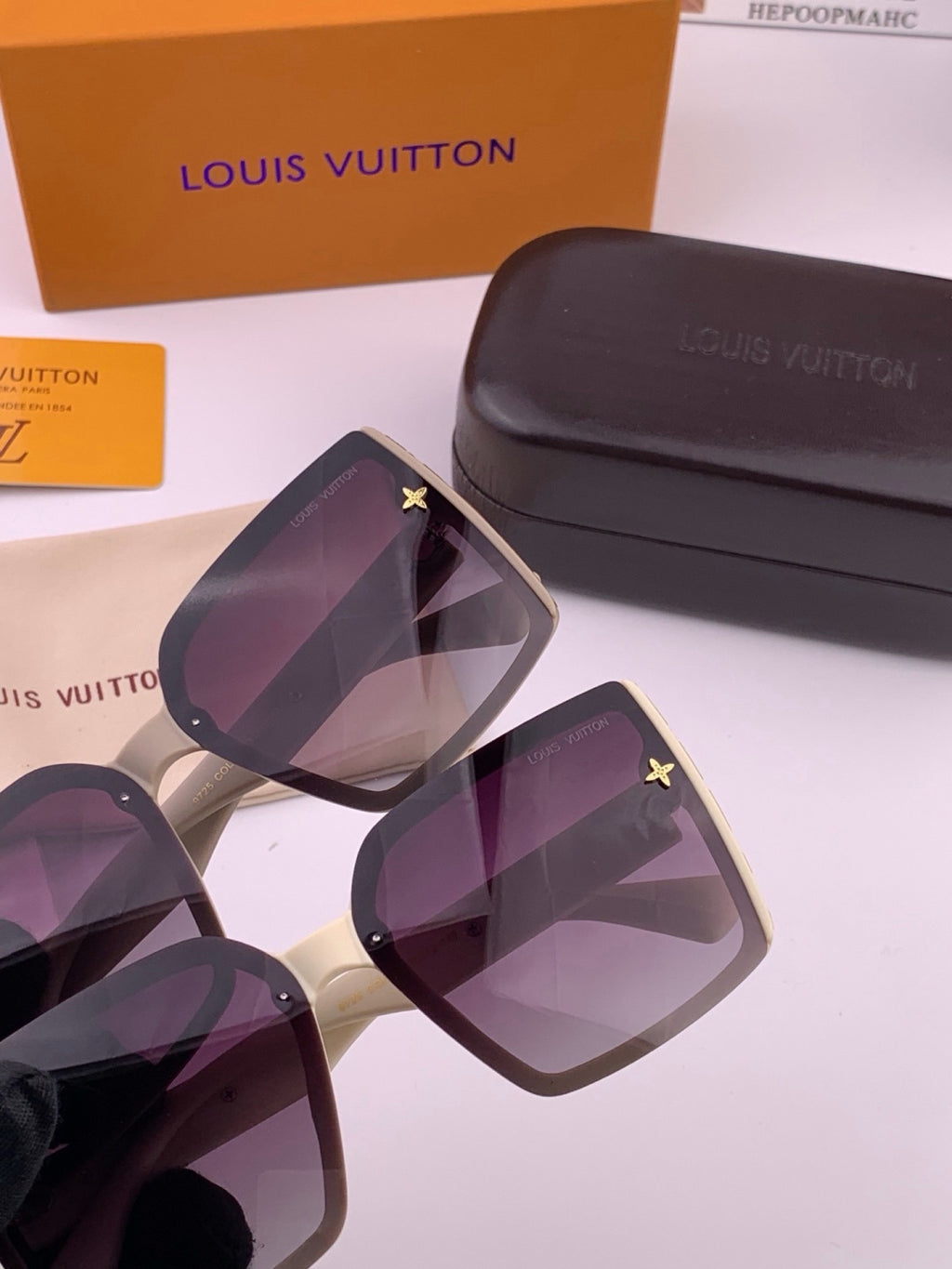 Louis Vuitton Fashion Gold Lens Sunglasses for Men & Women - 464796 - detail image 5