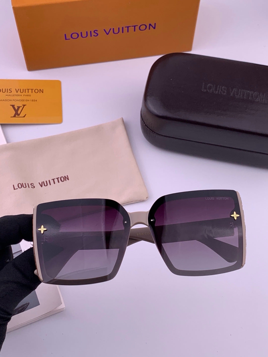 Louis Vuitton Fashion Gold Lens Sunglasses for Men & Women - 464796 - detail image 2