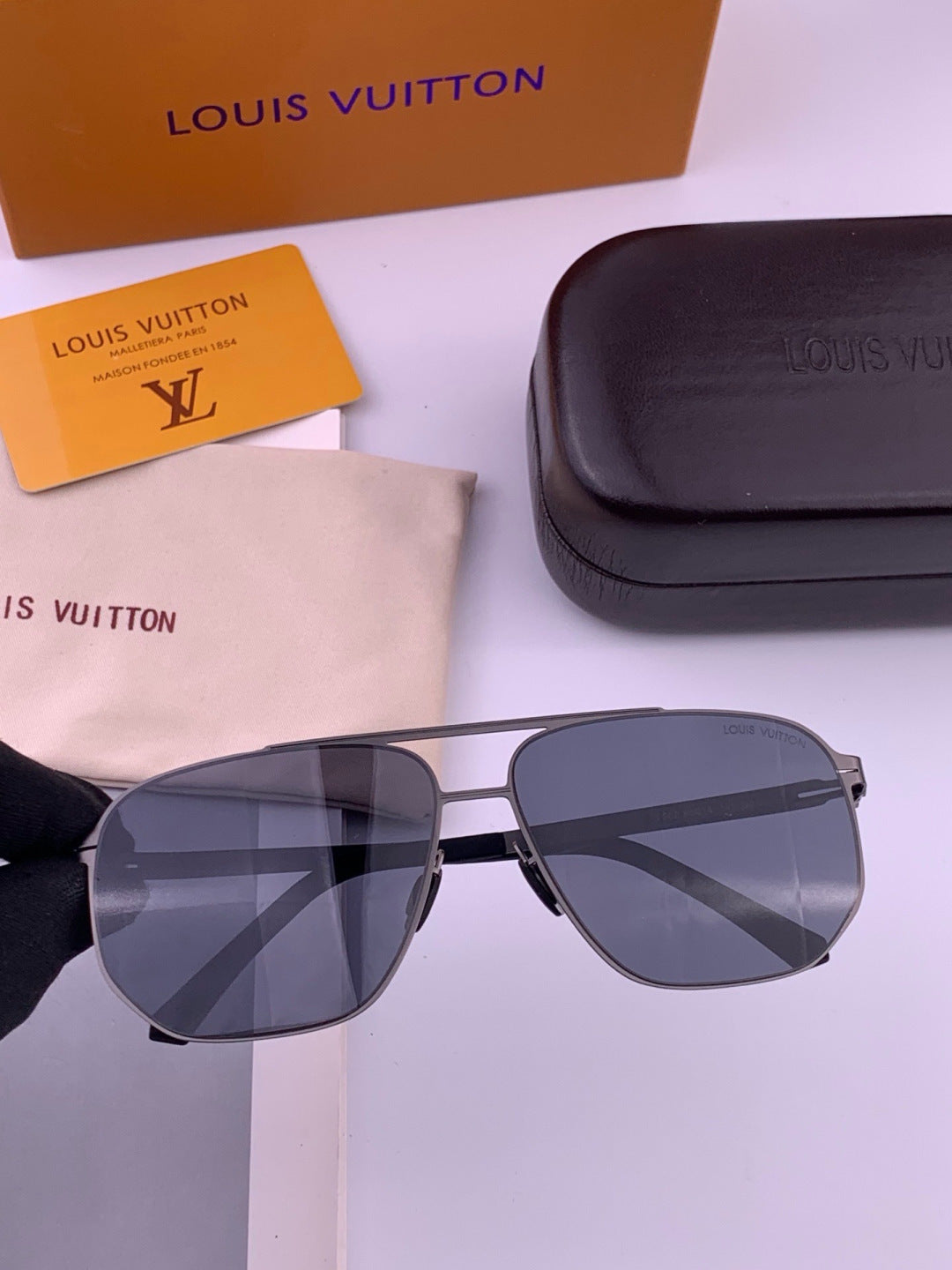 Louis Vuitton L6229 Polarized Aviator Gold Lens Sunglasses for Men - detail image 2