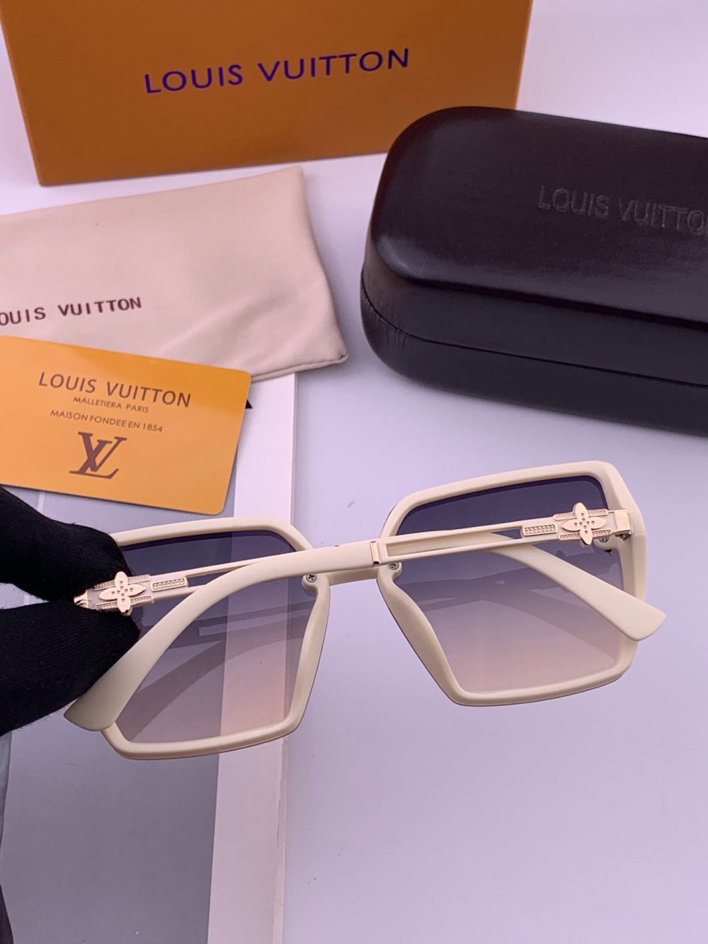 Louis Vuitton L6302 Square Gold Lens Sunglasses for Men & Women - detail image 4