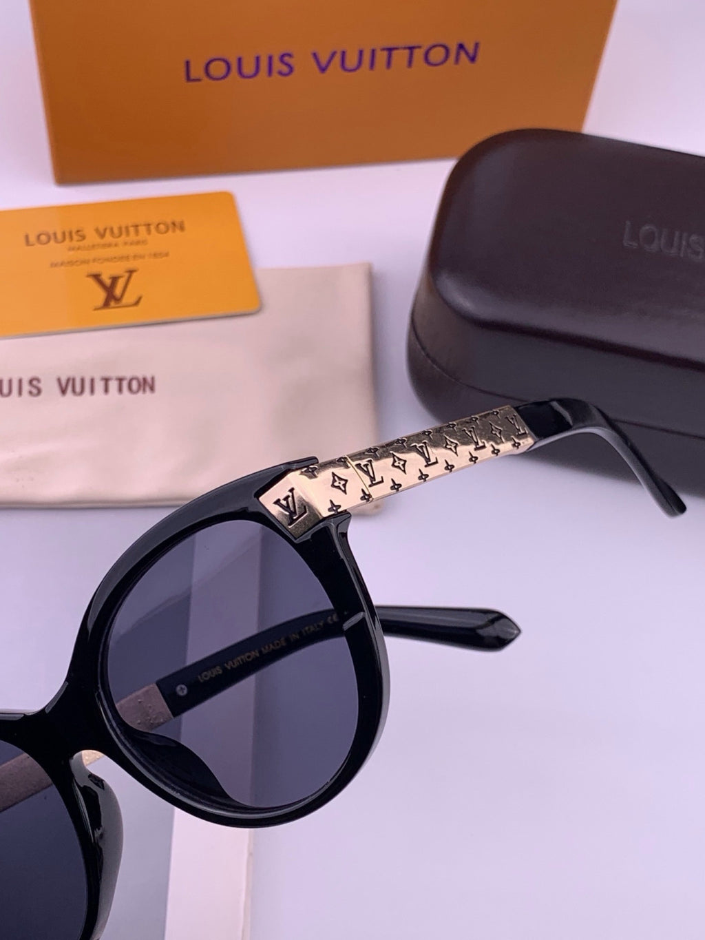 Louis Vuitton L87000 Oversized Black Lens Sunglasses for Men & Women - 493205 - detail image 3
