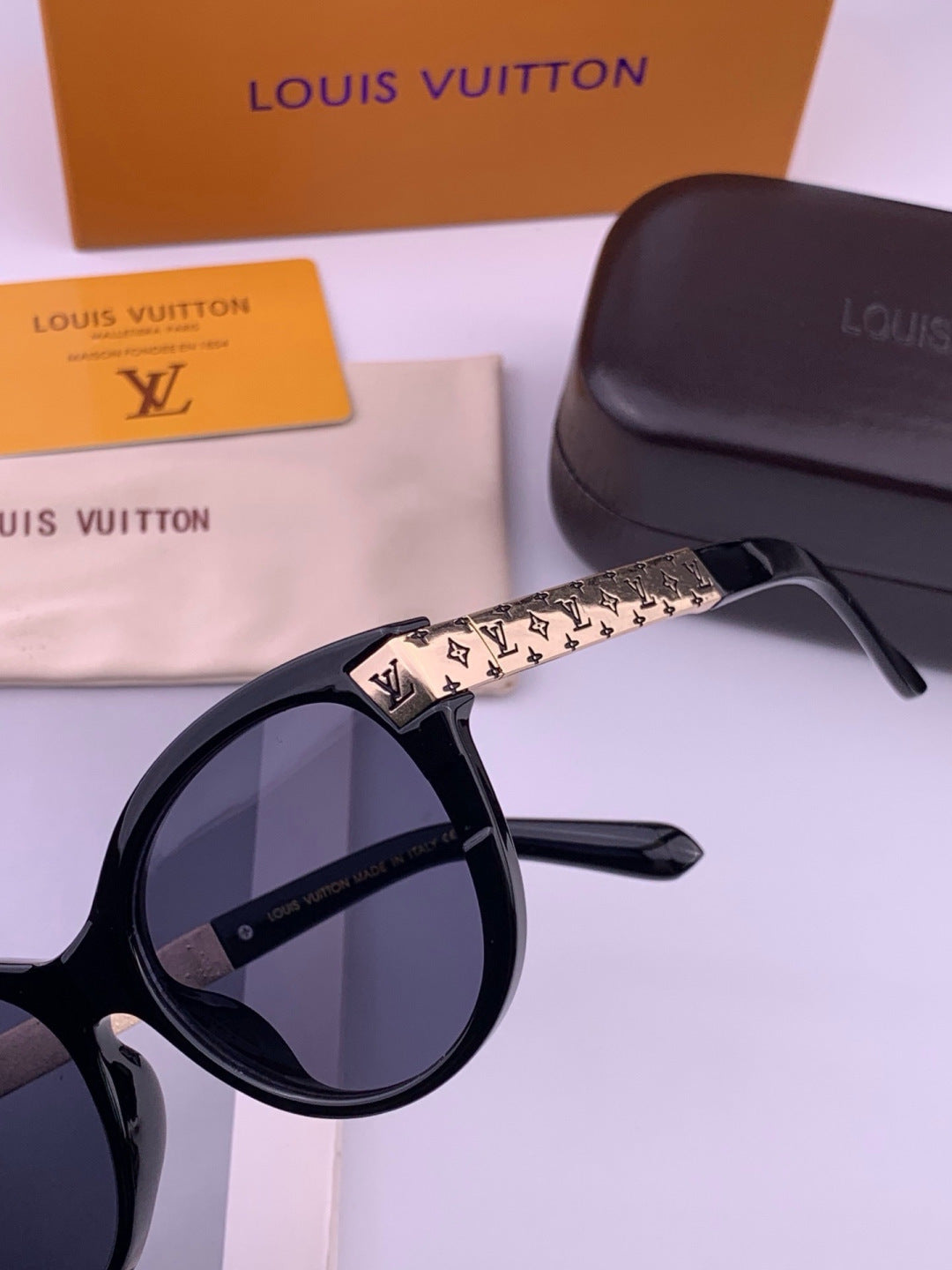 Louis Vuitton L87000 Oversized Black Lens Sunglasses for Men & Women - 493205 - detail image 3