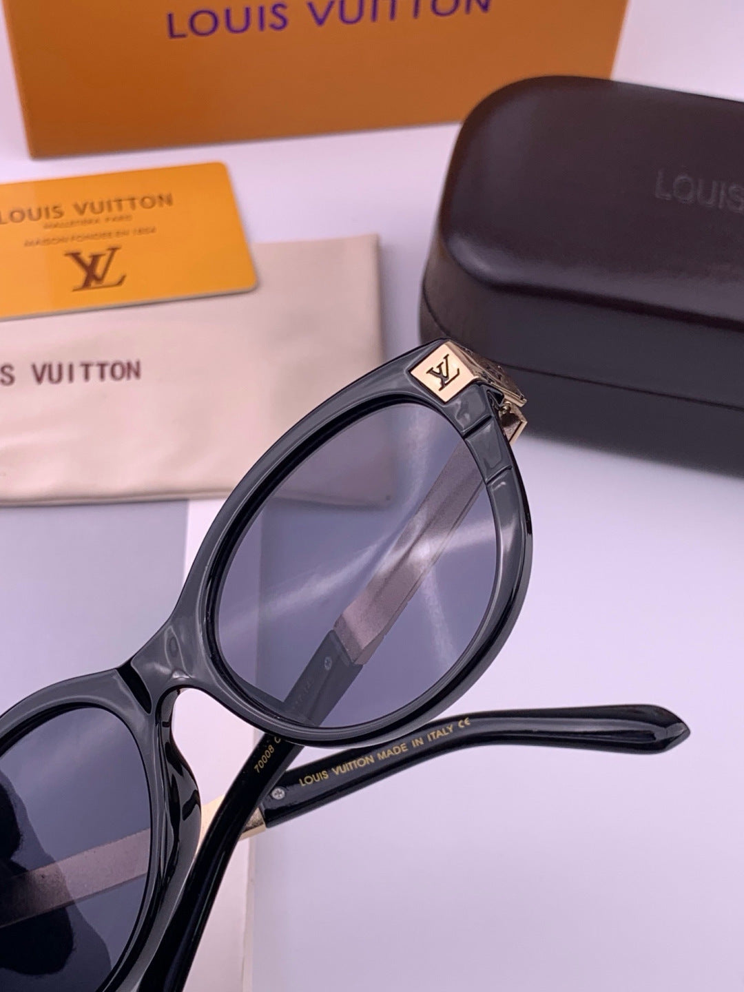 Louis Vuitton L87000 Oversized Black Lens Sunglasses for Men & Women - 493205 - detail image 4
