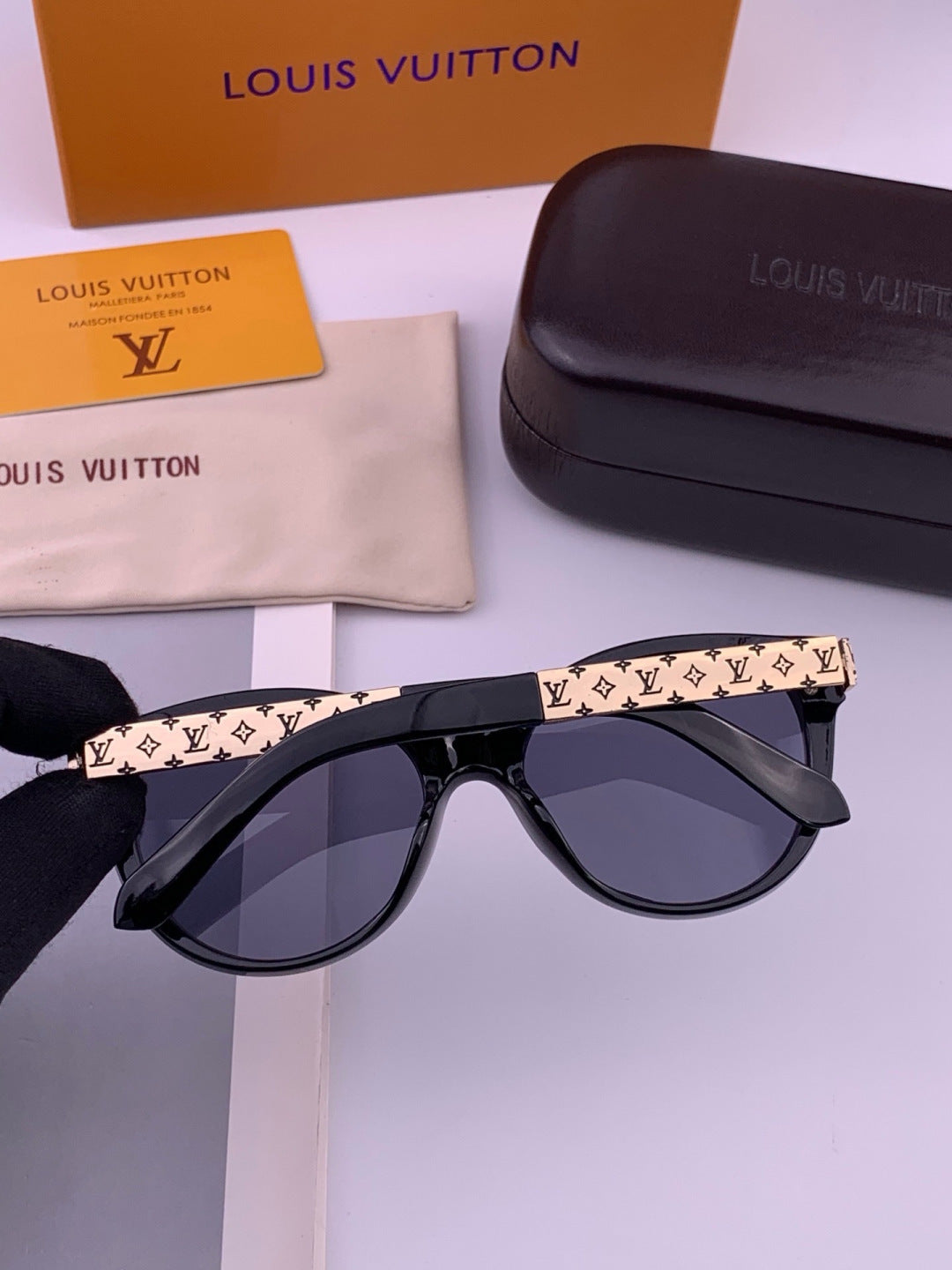 Louis Vuitton L87000 Oversized Black Lens Sunglasses for Men & Women - 493205 - detail image 5