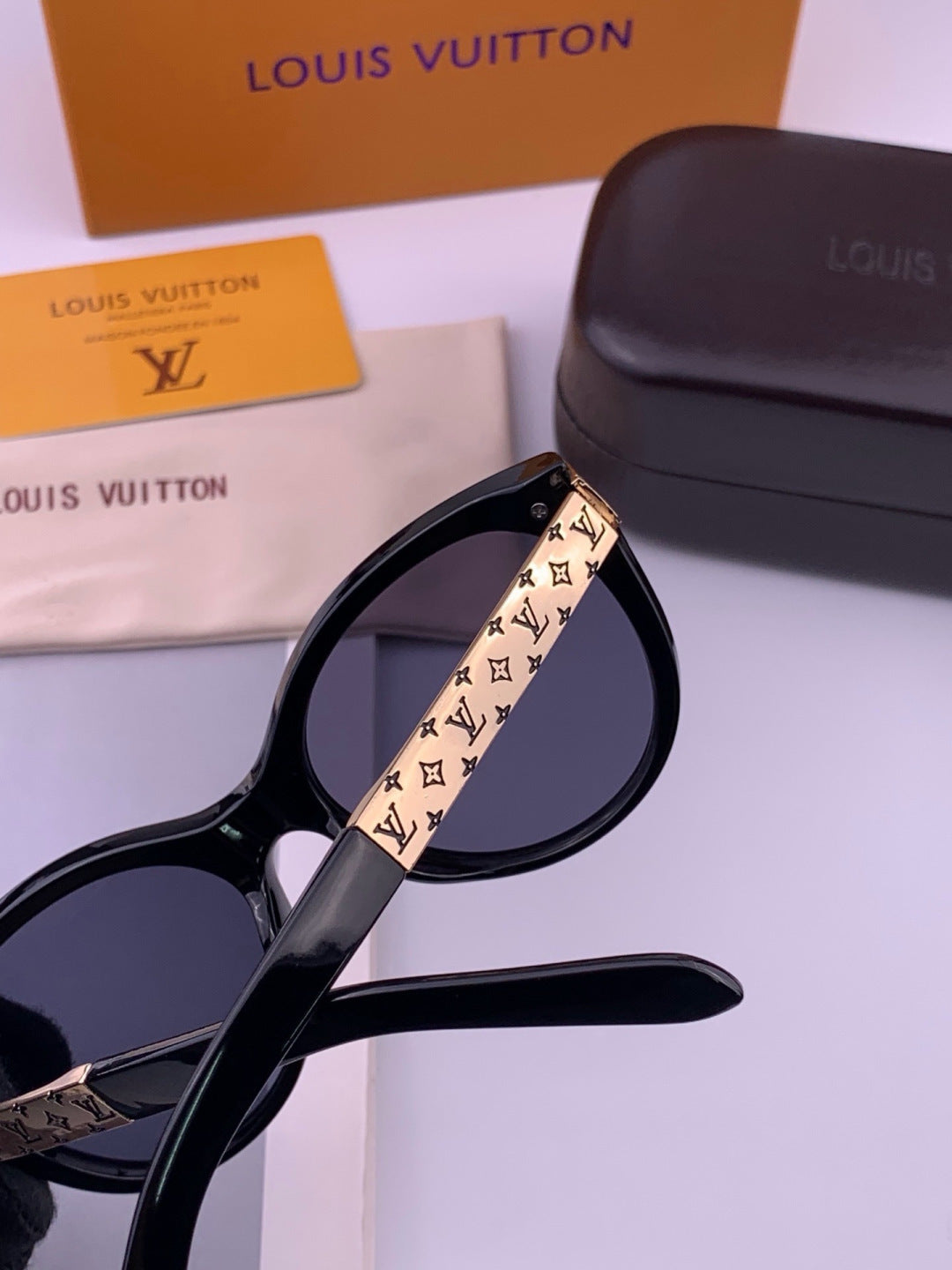 Louis Vuitton L87000 Oversized Black Lens Sunglasses for Men & Women - 493205 - detail image 6