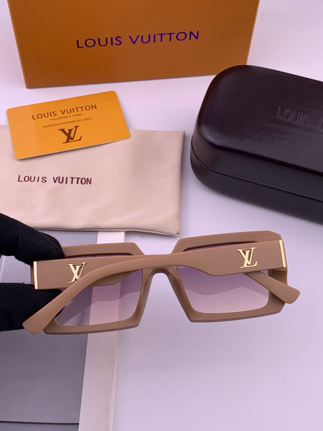 Louis Vuitton L37004 Oversized Red Lens Sunglasses for Men & Women - detail image 4