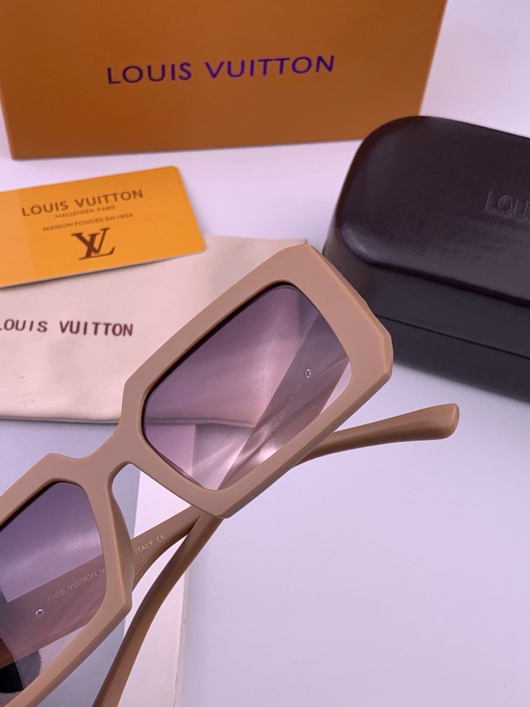 Louis Vuitton L37004 Oversized Red Lens Sunglasses for Men & Women - detail image 3