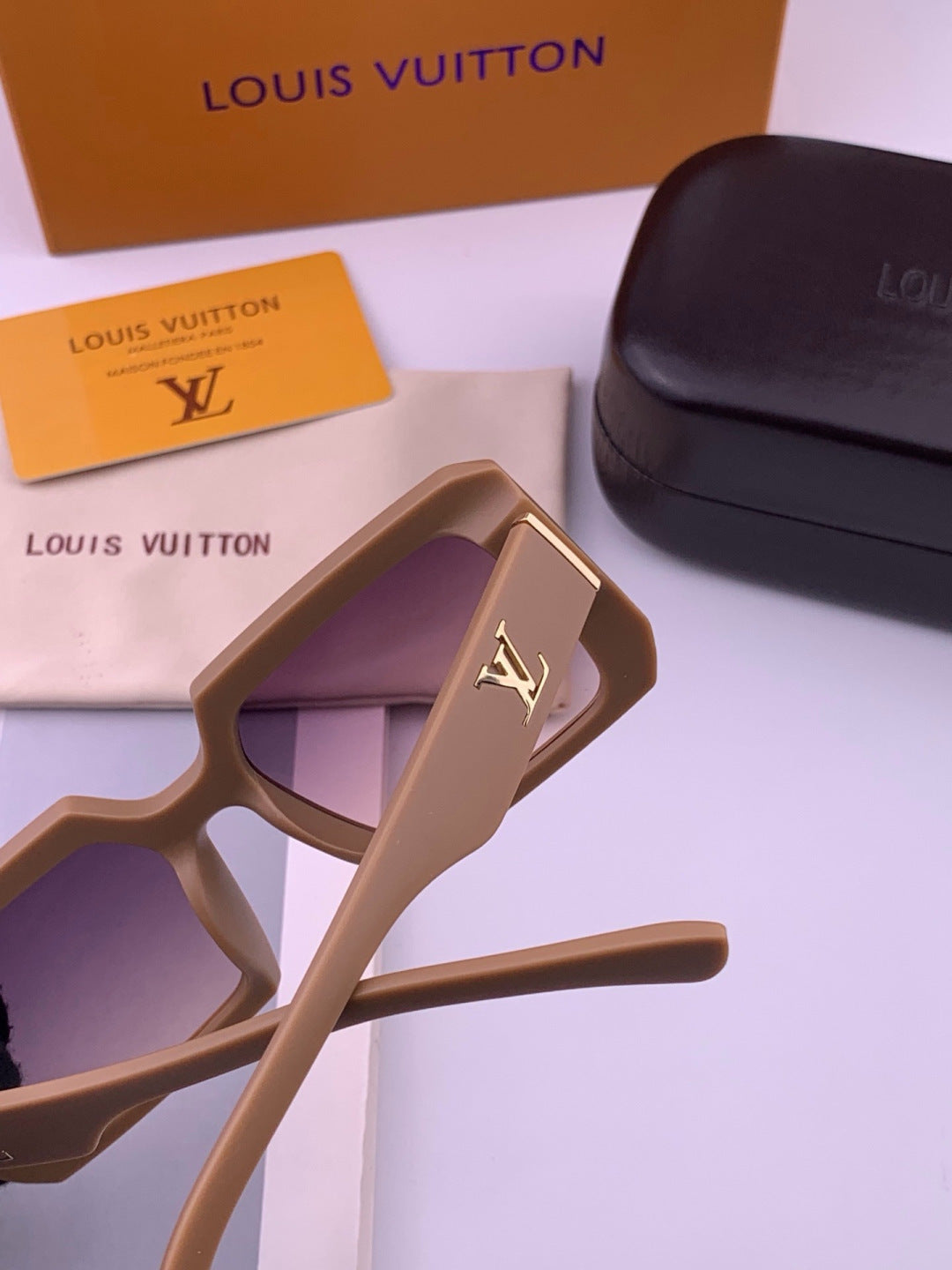 Louis Vuitton L37004 Oversized Red Lens Sunglasses for Men & Women - detail image 5