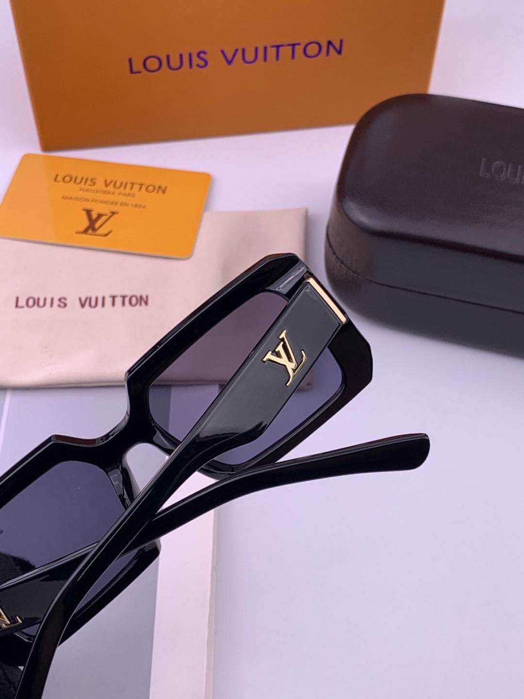 Louis Vuitton L37004 Oversized Black Lens Sunglasses for Men & Women - detail image 4