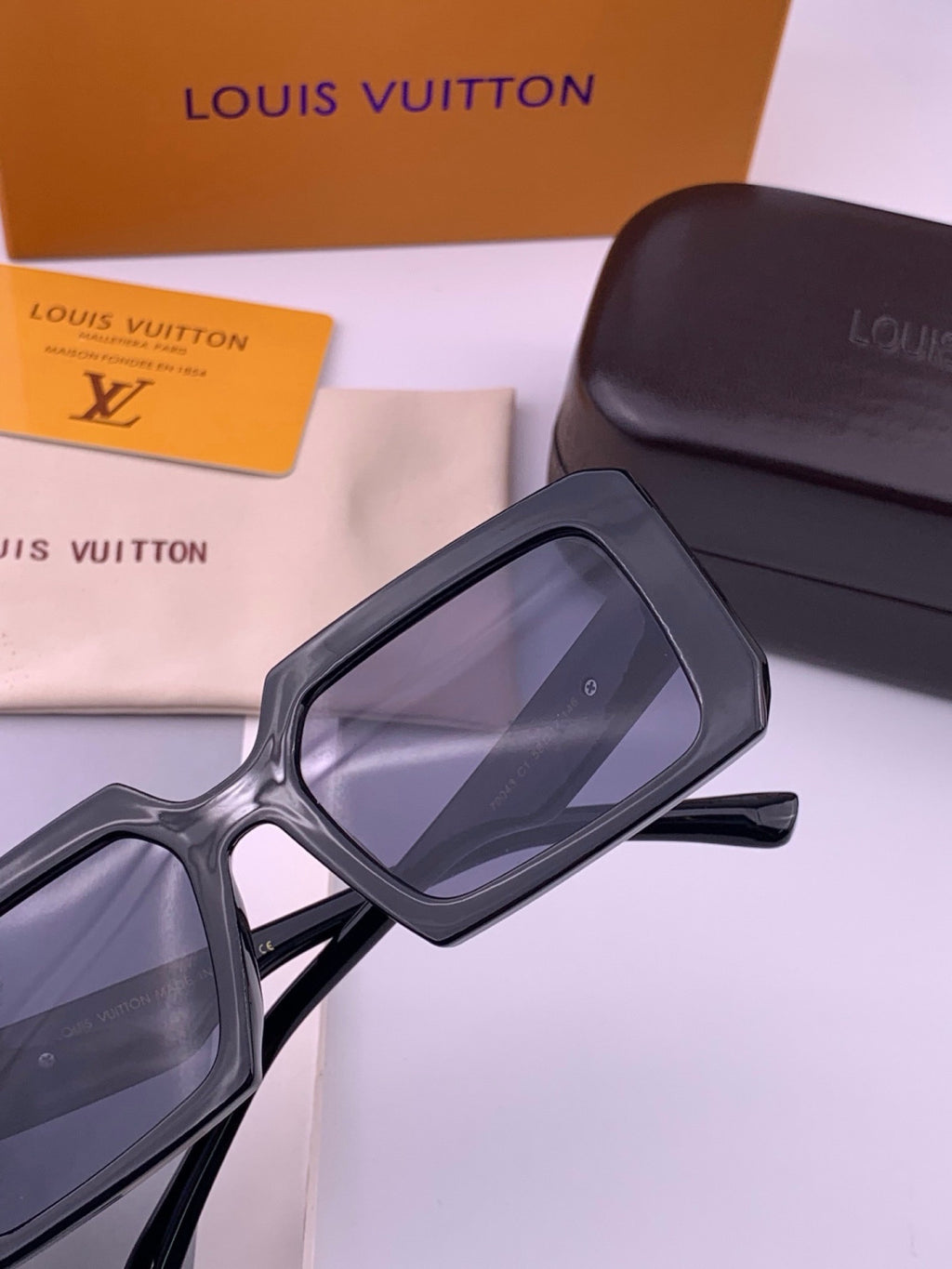 Louis Vuitton L37004 Oversized Black Lens Sunglasses for Men & Women - detail image 5