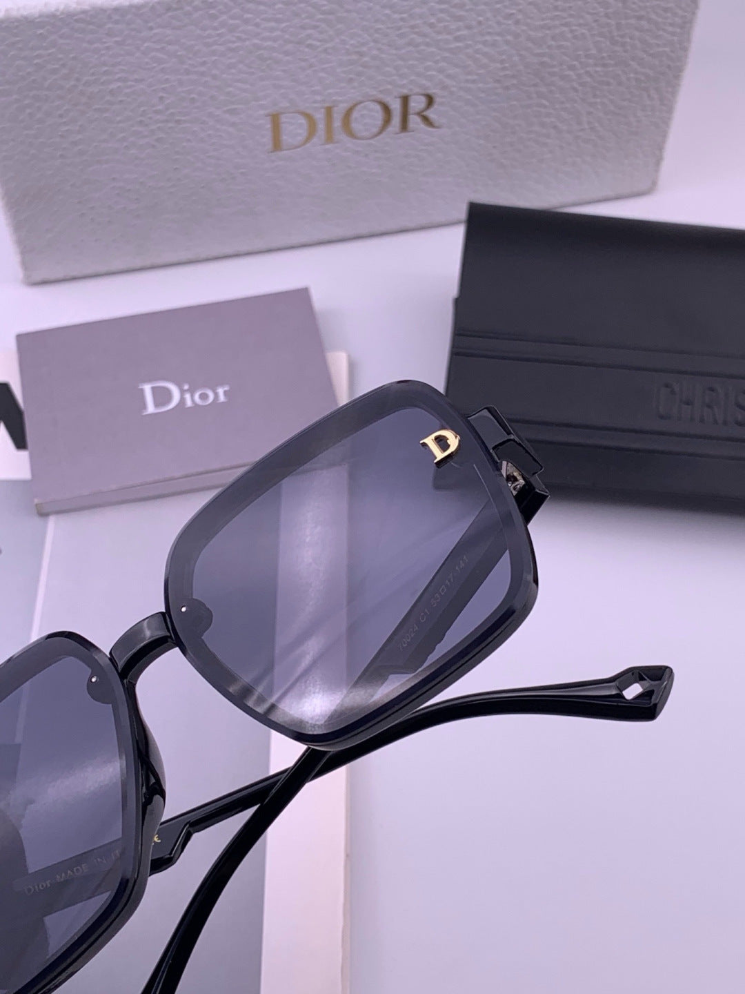 Louis Vuitton L37004 Oversized Blue Lens Sunglasses for Men & Women - detail image 6