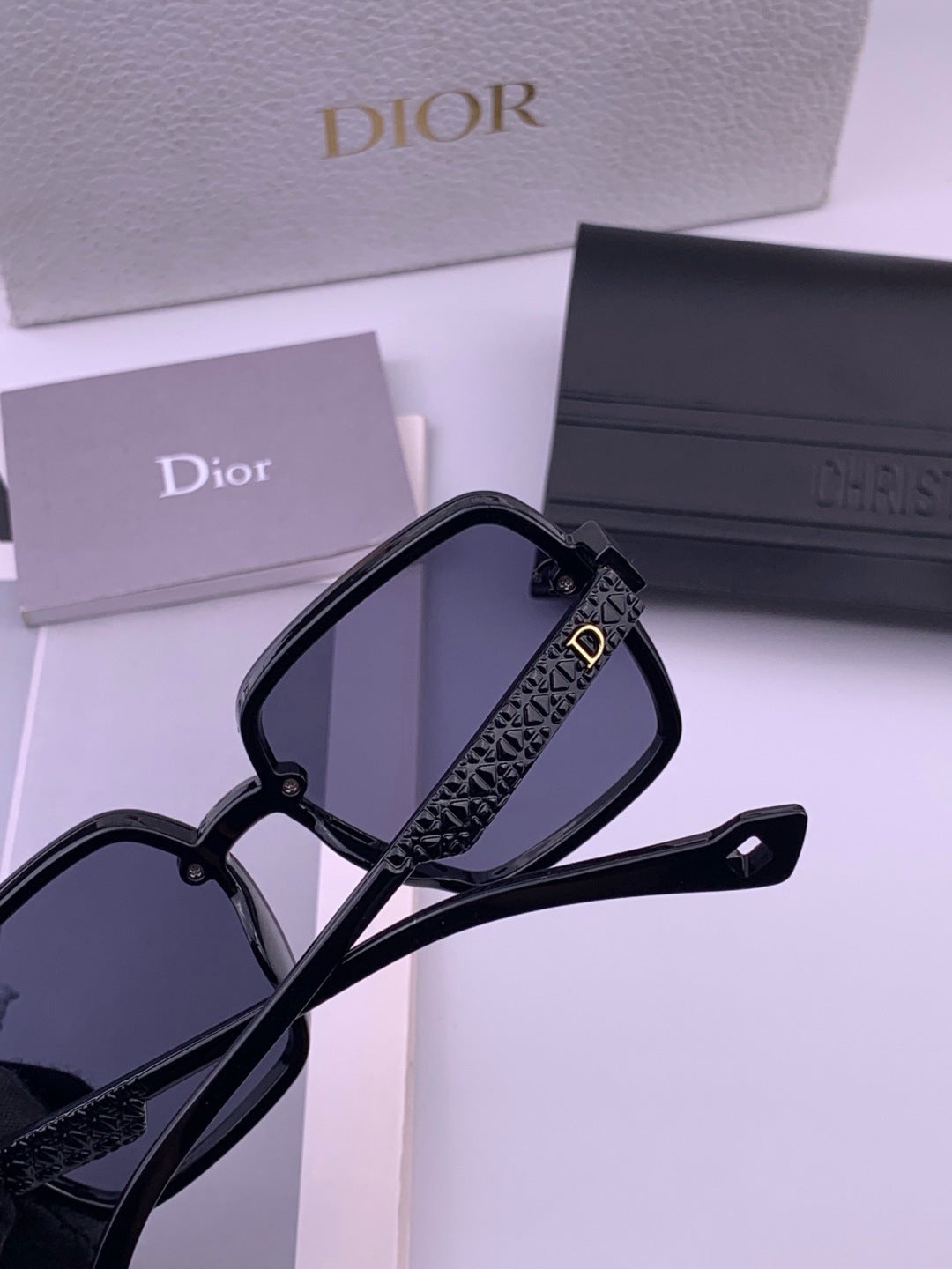Louis Vuitton L37004 Oversized Blue Lens Sunglasses for Men & Women - detail image 4