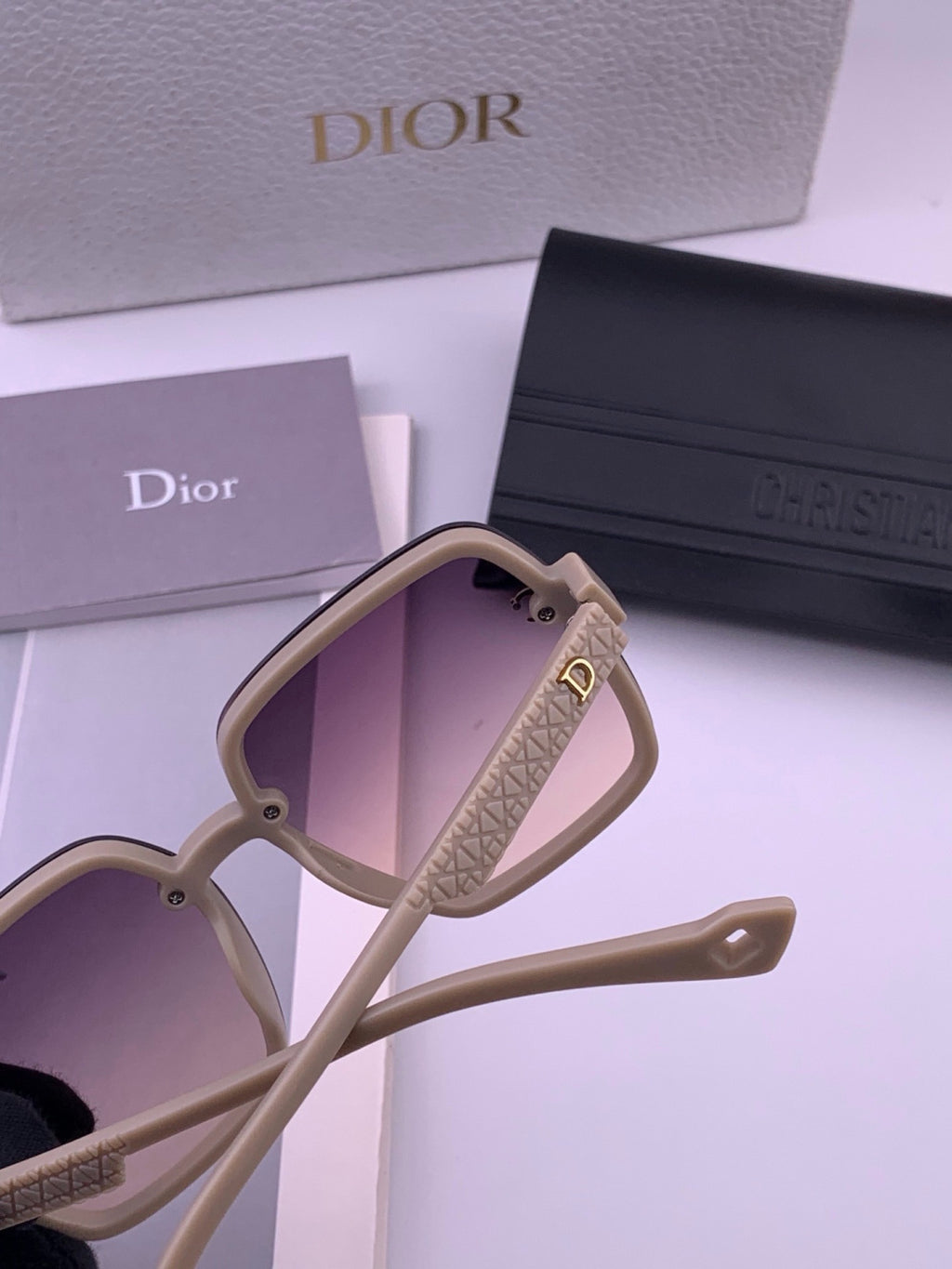 Louis Vuitton L37004 Oversized Purple Lens Sunglasses for Men & Women - detail image 4