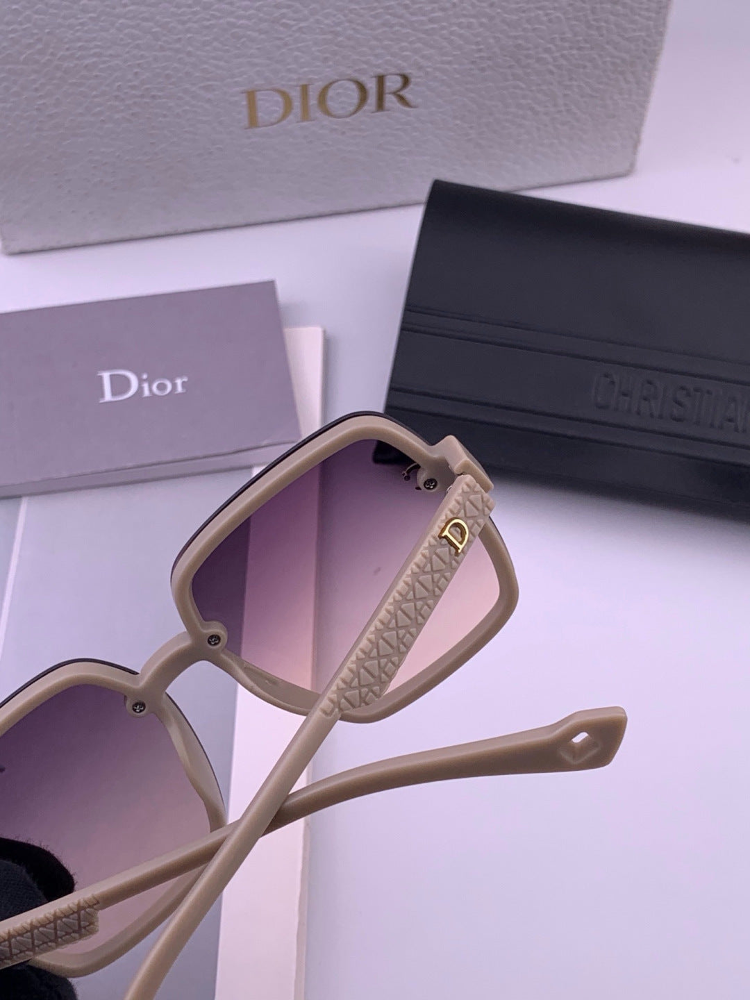 Louis Vuitton L37004 Oversized Purple Lens Sunglasses for Men & Women - detail image 4