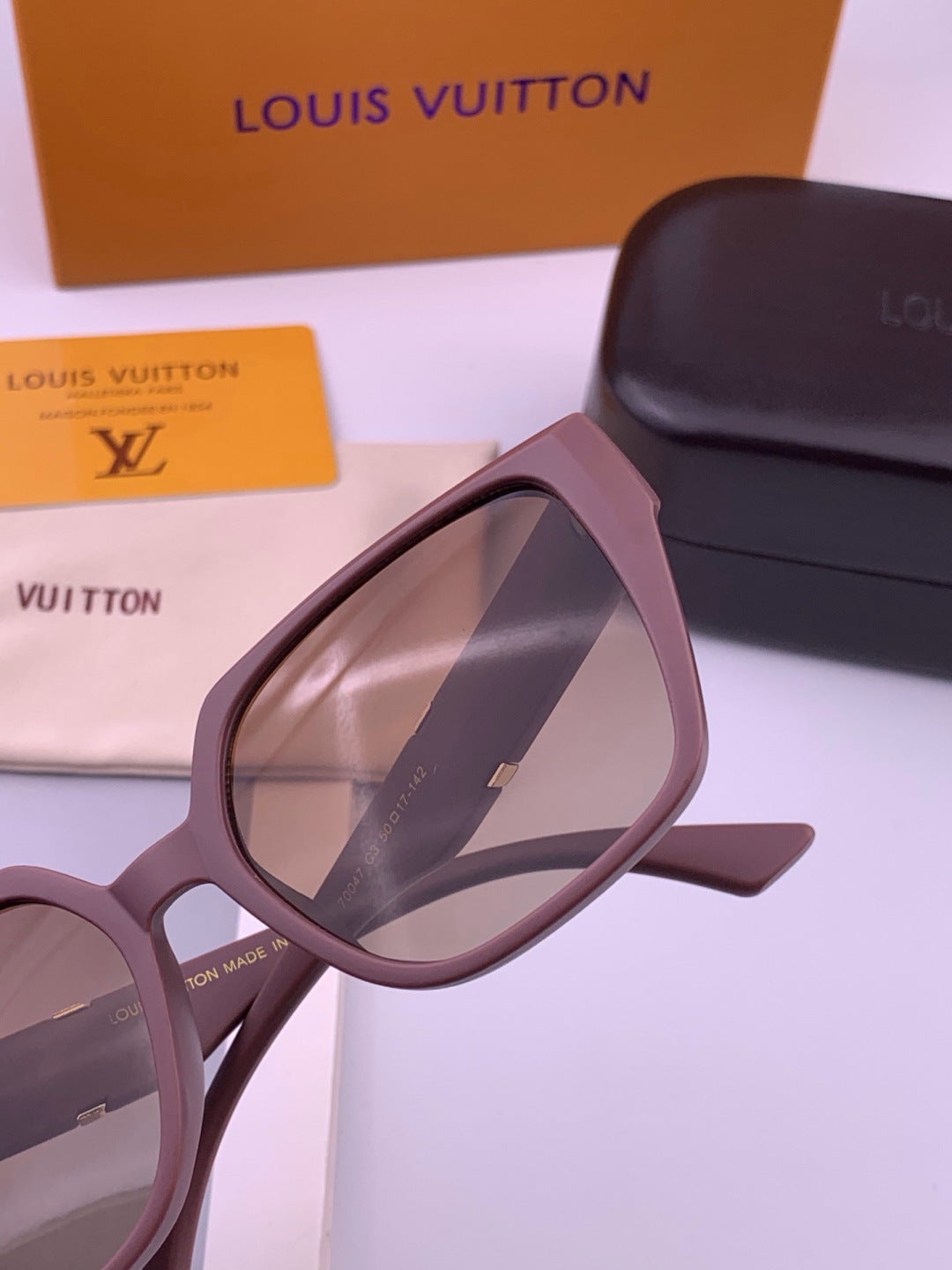 Louis Vuitton L77004 Oversized Purple Lens Sunglasses for Men & Women - 493212 - detail image 6