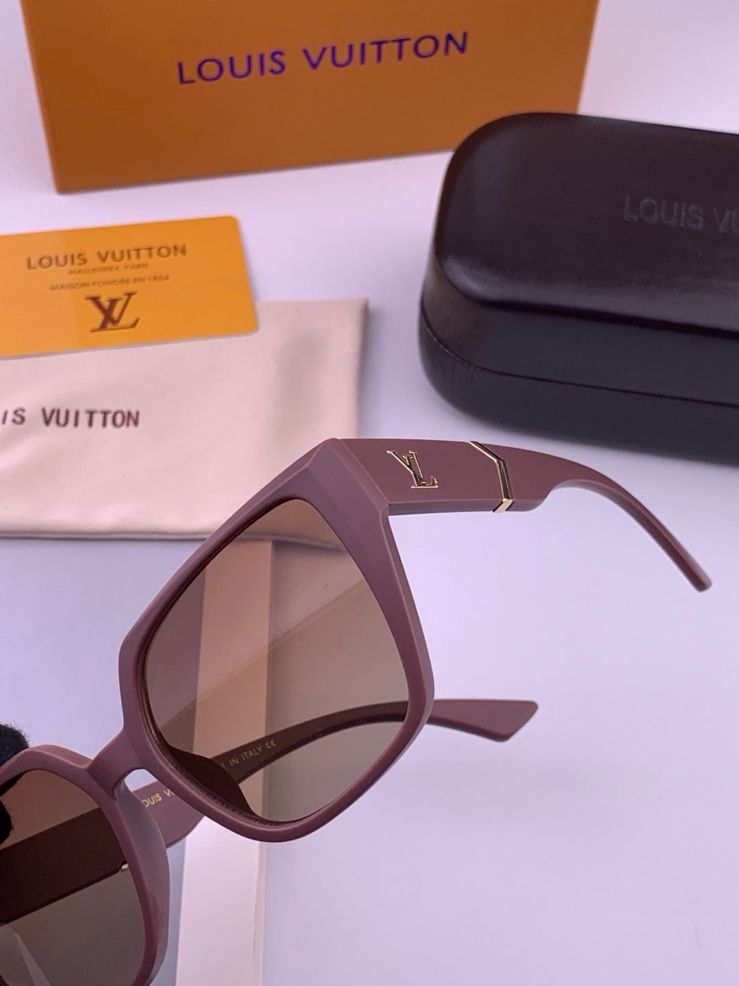Louis Vuitton L77004 Oversized Purple Lens Sunglasses for Men & Women - 493212 - detail image 2