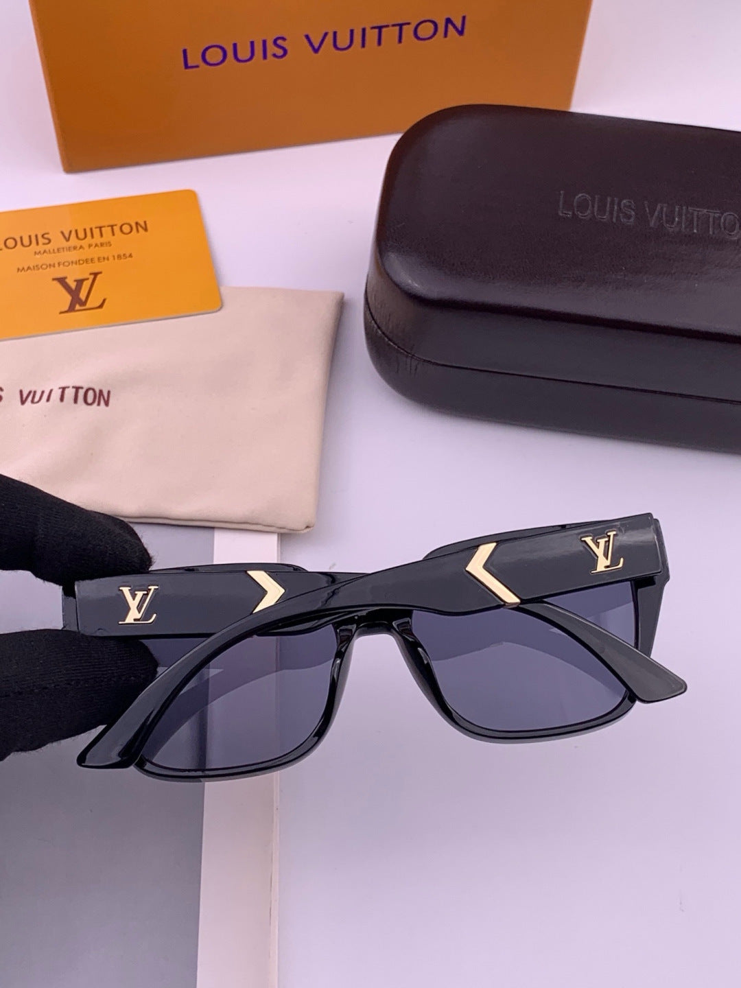 Louis Vuitton L77004 Oversized Black Lens Sunglasses for Men & Women - detail image 4
